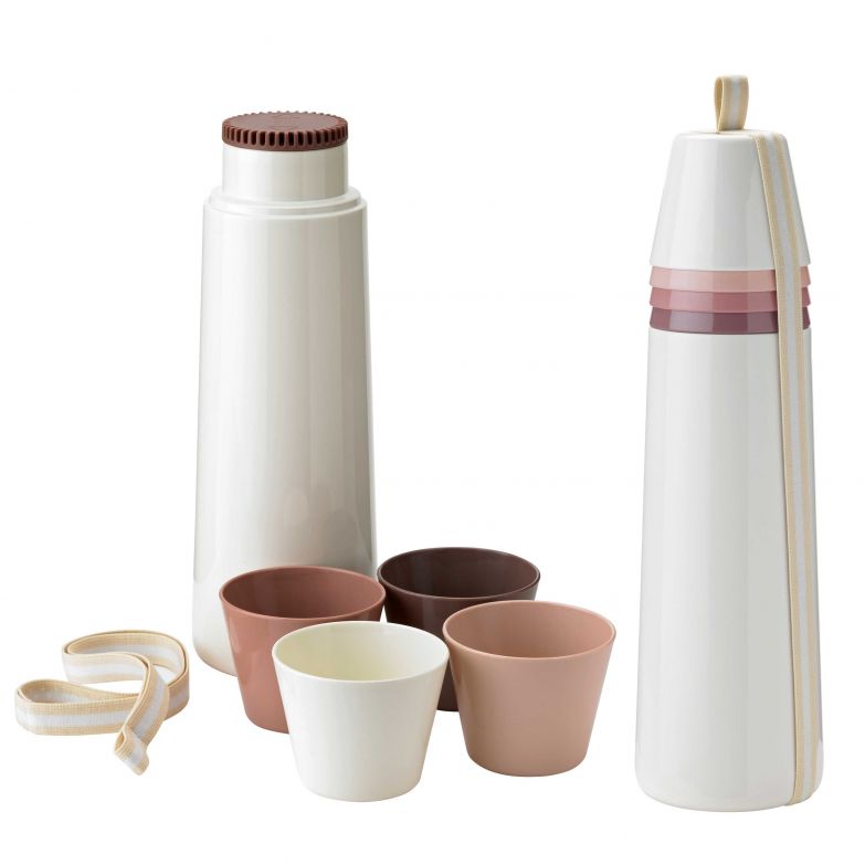 Ob für den Kaffee zum Mitnehmen oder ein kühlendes Getränk, die Isolierflasche «Picnic» hält Flüssigkeiten bis 22 Stunden kalt oder 11 Stunden warm. Sie ist aus Edelstahl und kommt mit vier verschiedenfarbigen Kunststoffbechern daher, die mit einem dazugehörigen Gummiband an der Flasche befestigt werden. Design: Unit 10. RIG-TIG.