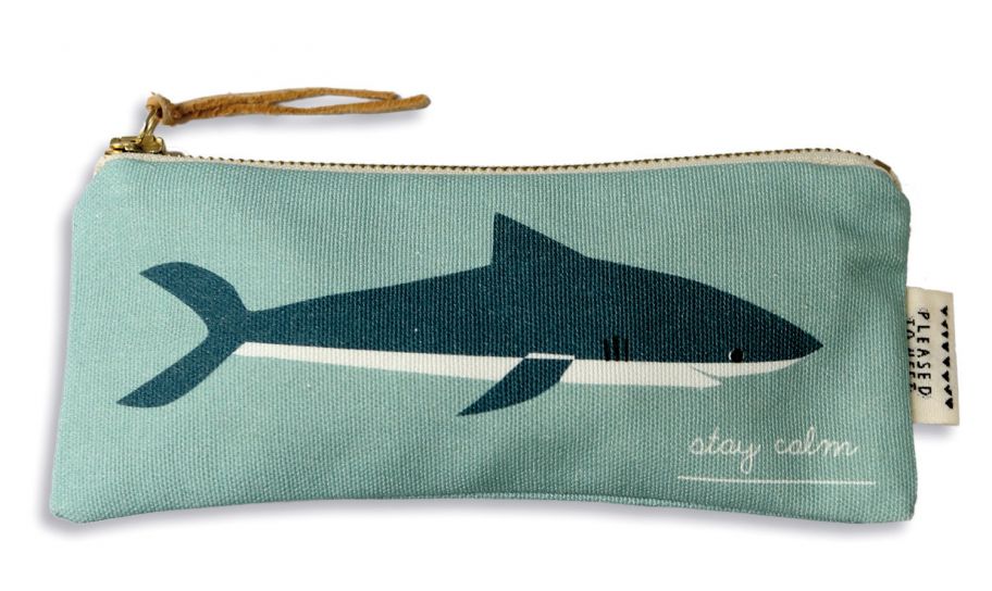 Die liebevollen Illustrationen, die oft wie eine Brücke zwischen Kindern und Erwachsenen wirken, sorgen für gute Laune und bereichern unseren Alltag – zum Beispiel in Form des handgefertigten Textil-Täschchens «Stay calm», das Platz bietet für Krimskrams, Wichtiges und wichtigen Krimskrams. Pleased to meet.