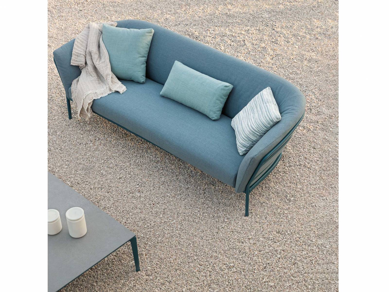 «Ria Soft» ist eine Sitzmöbelkollektion, die uns mit ihren geschwungenen Linien und weichen Polstern willkommen heisst. Die Farbtöne von Polster, Kissen und Gestell sind variabel und lassen sich in feinen Nuancen aufeinander abstimmen. Design: Alberto Lievore. FAST.