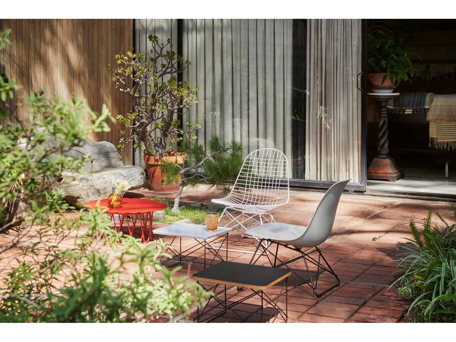 Auf historischen Bildern des legendären Eames-Hauses in Pacific Palisades, sieht man, dass Charles und Ray ihre kompakten Loungesessel drinnen wie draussen benutzten. Das hat den Schweizer Hersteller auf die Idee gebracht, einige Modelle outdoortauglich zu machen. VITRA.
