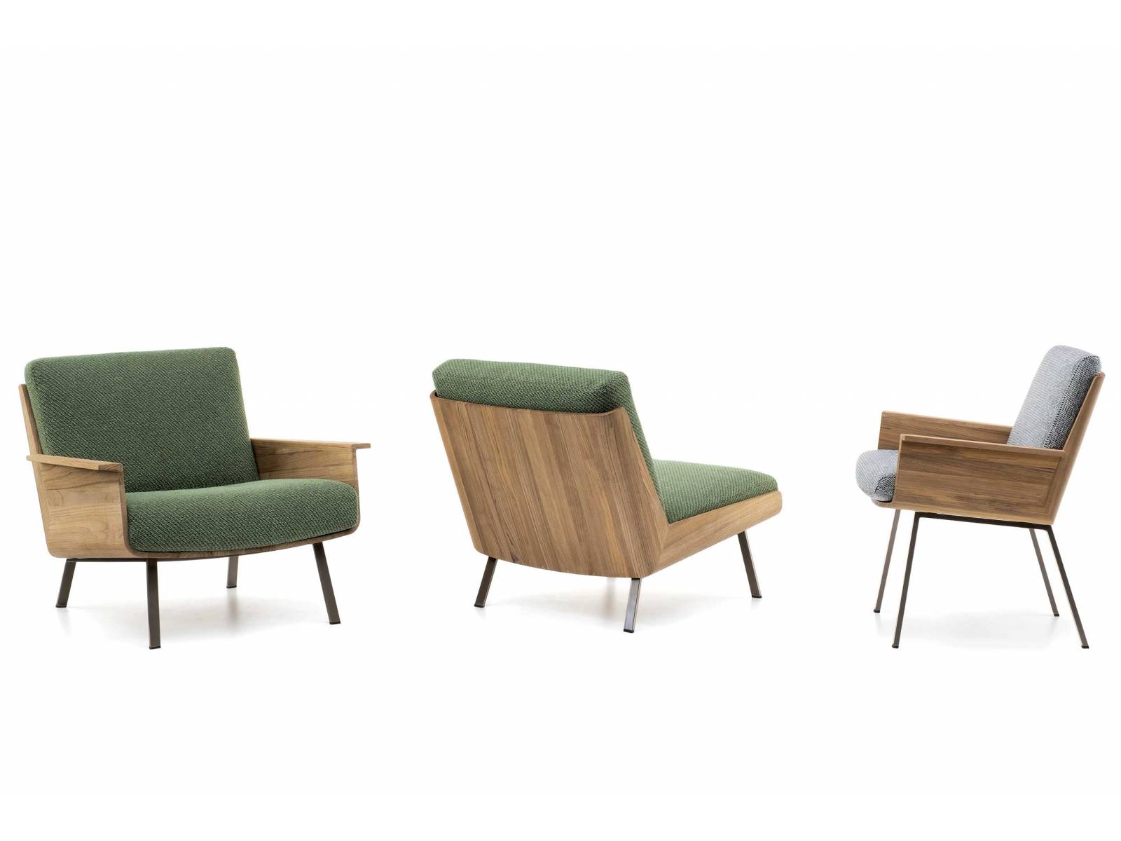 Daiki erobert den Aussenbereich. Ihre prägnante Form verdankt die Sitzmöbelkollektion dem brasilianischen Architekten Marcio Kogan, der hierfür den Minimalismus Japans mit amerikanischen Midcentury-Elementen würzte. Dicke, wetterfeste Polster machen die Sitzschale aus massivem Teakholz so richtig bequem. MINOTTI.