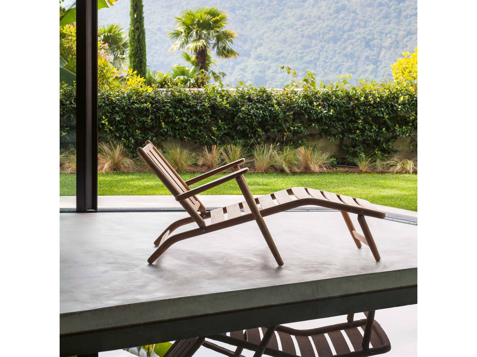 Die Sitzmöbel und Tische umfassende Kollektion Levante von Designer Piero Lissoni bringt die klassische und zarte Reinheit von Teakholz bestens zur Geltung und kombiniert diese bei der Chaiselongue optional mit dem erholsamen Komfort weicher Kissen. RODA.