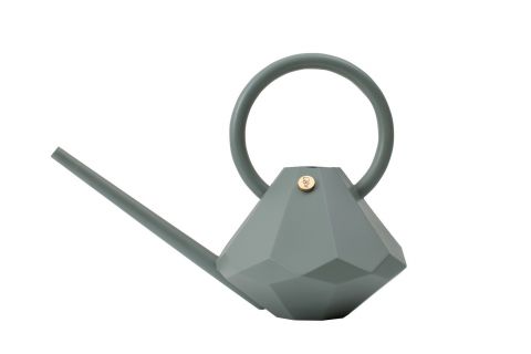 Hätte es diese hübsche Giesskanne damals schon gegeben, wäre Bree Van de Kamp aus der Serie «Desperate Housewives» die erste gewesen, die sie gekauft hätte. Denn die diamantförmige «Watering Can» ist ein echtes Schmuckstück im Garten – da blühen Blumen fast von alleine. Garden Glory.