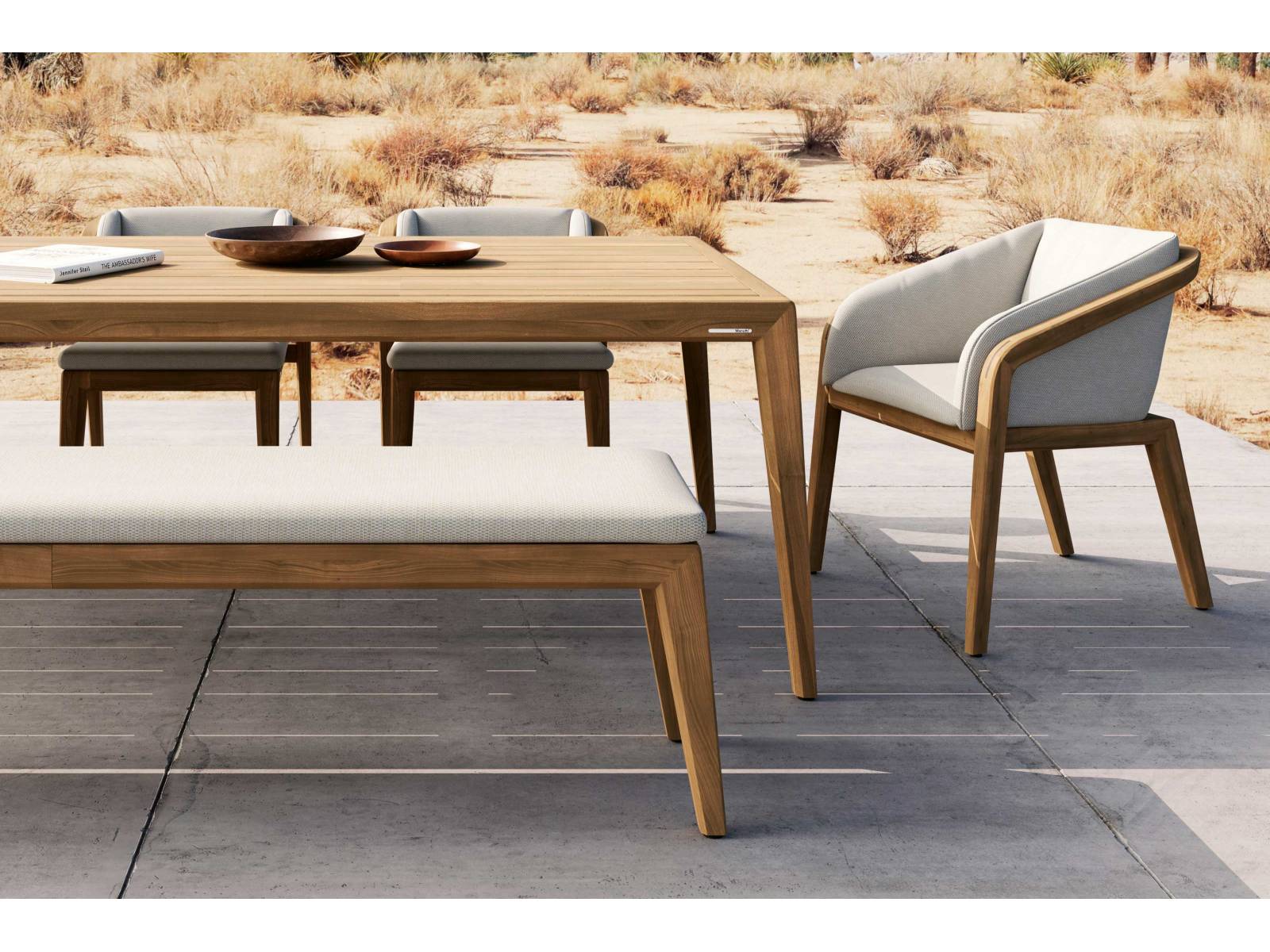 Fliessende Linien sowie weiche Rundungen zeichnen die neue Kollektion «Sunrise» des Designers Matthew Townsend aus. Sie ist aus Teakholz gefertigt und in verschiedenen Polsterfarben erhältlich. Die Serie umfasst neben drei Basis-Sitzmöbel auch Dining-Chairs, Sonnenliegen sowie Ess- und Beistelltische. MANUTTI.