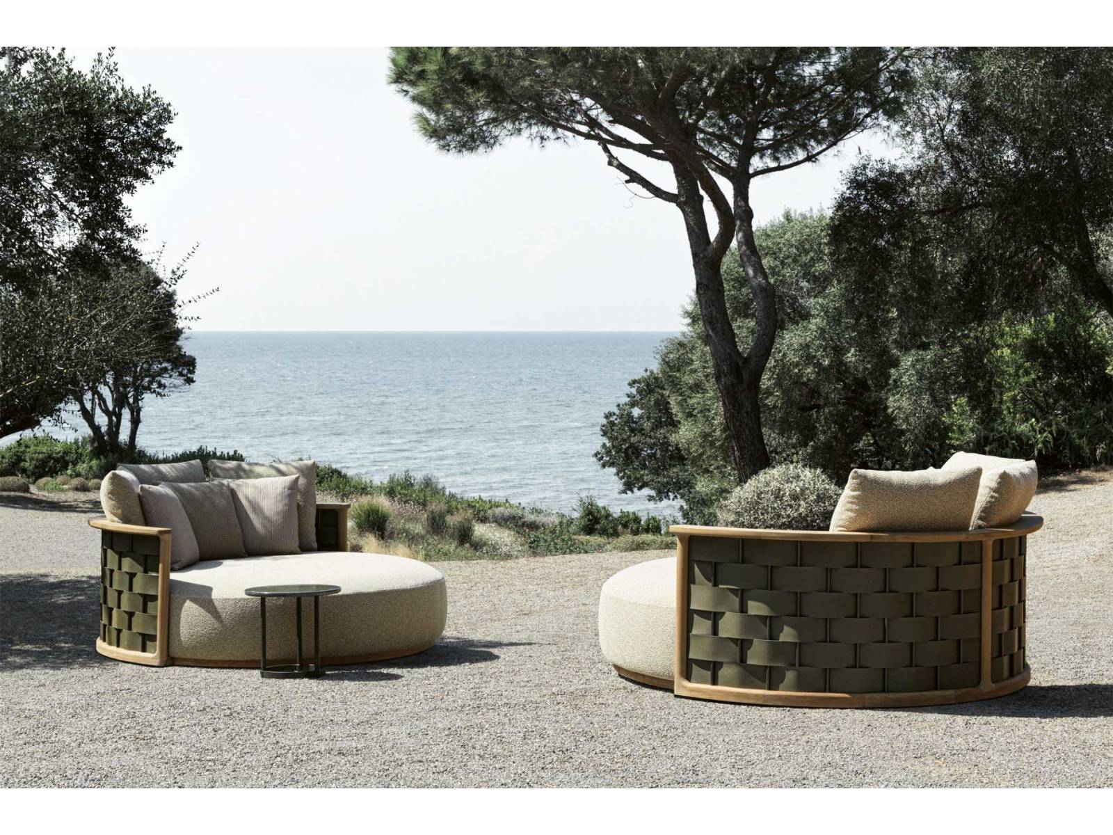 Sie wurde am Salone in Mailand so richtig in Szene gesetzt: Die «Landmark Collection» mit der Sofaserie «Palinfresca», die mit ihrer ikonischen Form eine Hommage an das Werk von Luca Meda aus dem Jahr 1994 ist. MOLTENI.