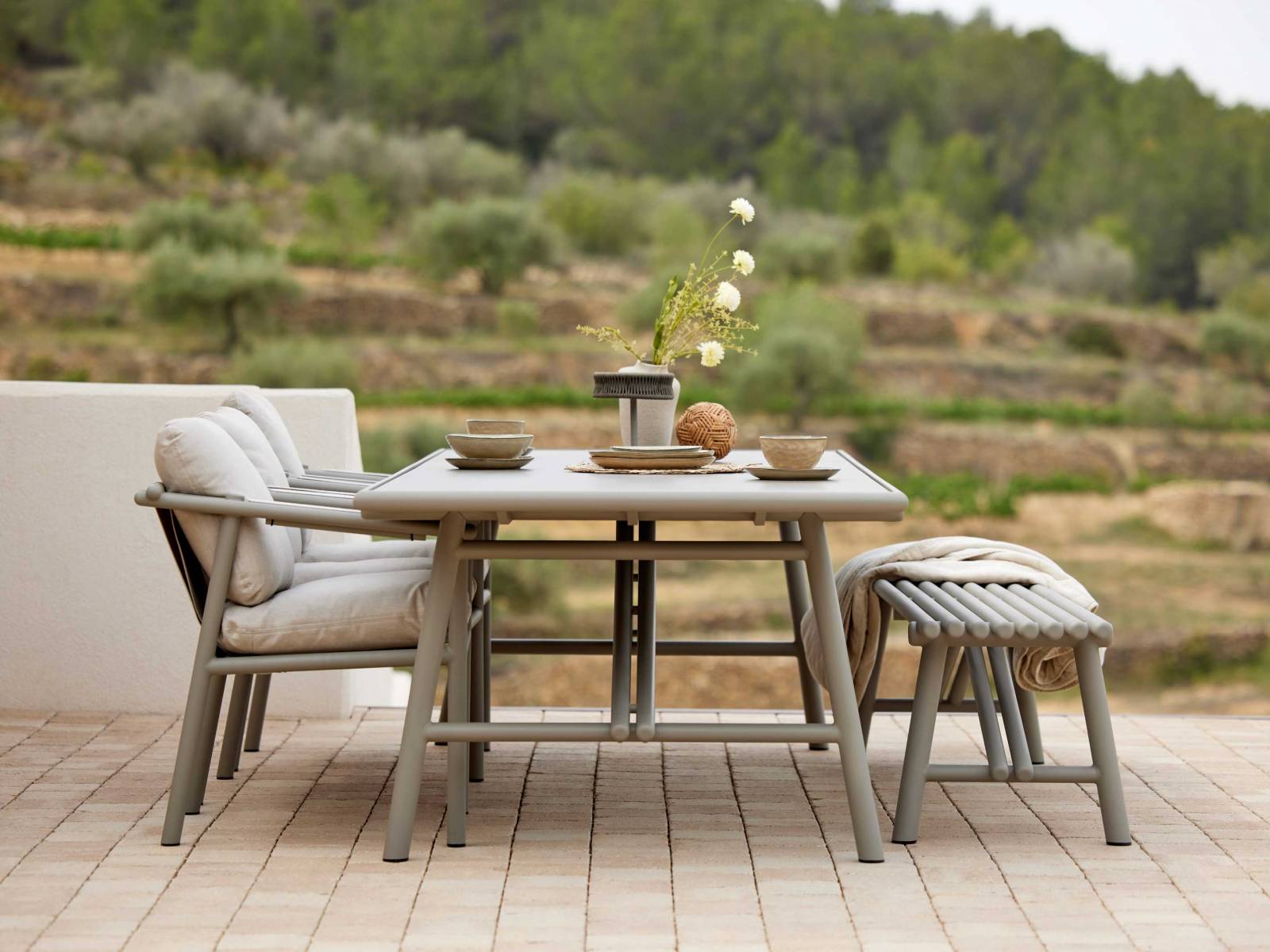 Der Name der umfangreichen Gartenkollektion «Sticks» spiegelt sich auch im Design der Möbel wider. Denn die einzelnen Modelle sind wie aus Stöcken zu einer Bank, einem Stuhl oder einem Sofa zusammengesetzt. Aus Holz oder Aluminium. CANE-LINE.