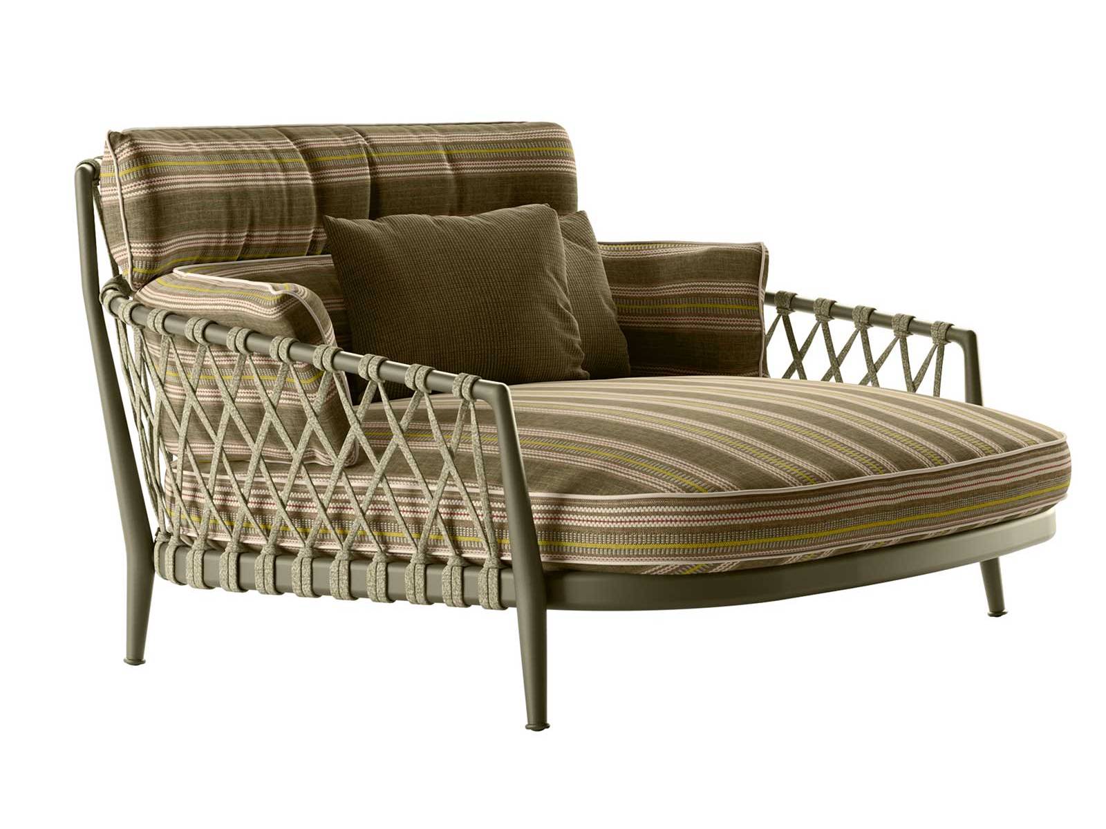 Der Outdoor-Bestseller «Erica» wächst über sich hinaus. Mit neuen Sitzoptionen, Tischen und einer ­Farbpalette von Cremeweiss bis Olive Bronze jonglierend, beweist die Kollektion, dass Raffinesse auch im Garten zuhause sein kann. Design: Antonio Citterio. B&B Italia.