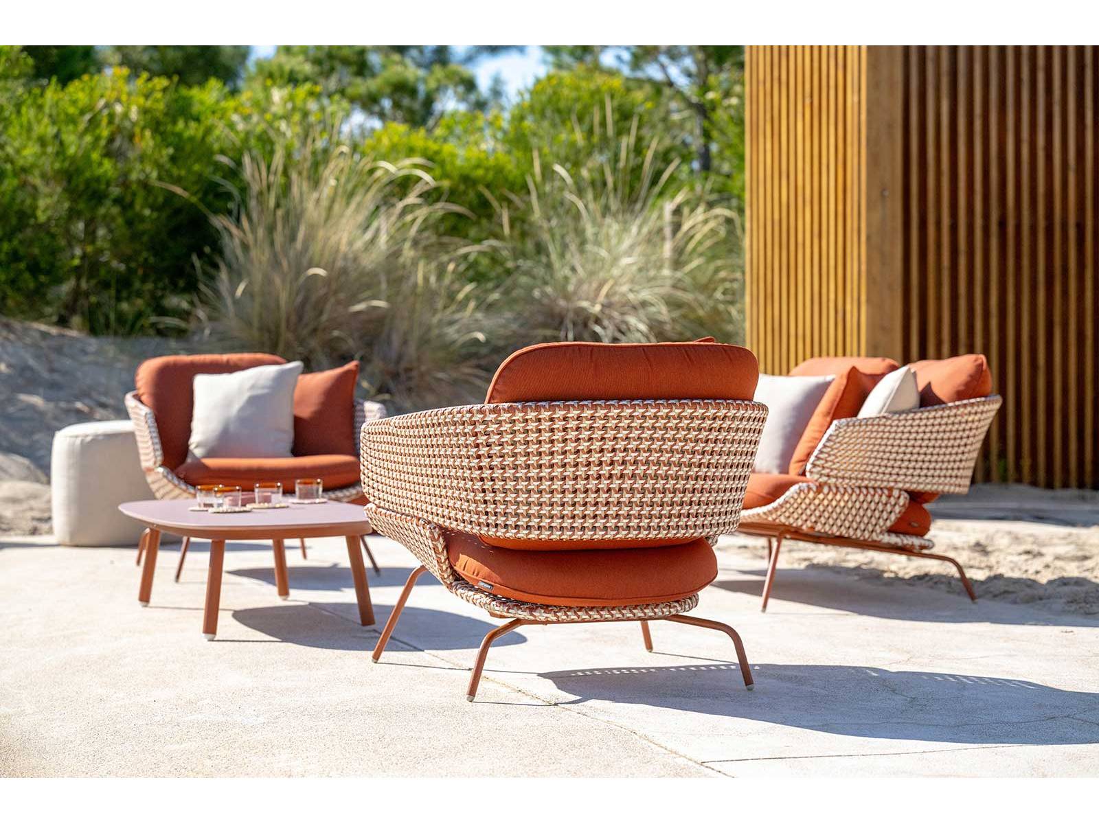 «Santiago» bringt sommerliche Leichtigkeit in den Aussenbereich: Handgeflochtenes Polyrattan in Forest Grün, Stone Beige und Urban Terracotta verdichtet sich zu einem kompakten Muster, das das Edelstahlgestell in Naturtönen umspielt und die ausdrucksstarke Präsenz der Gartenlounge unterstreicht. Foto: © studiovision.be, Raf Ketelslagers & Ruud Lathouwers. HUNN GARTENMÖBEL.