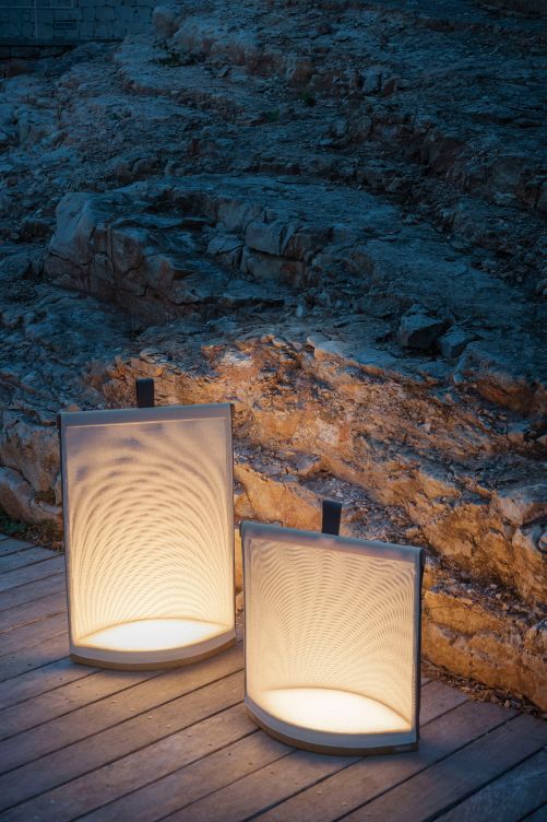 Als erste Outdoor-Leuchte des Unternehmens feiert die Laterne «Pillow» des Designers Gordon Guillaumier ihren Einstand. Ihr Leuchtenkörper in hellem Sandton ist um ein Holzgestell mit einer augen-förmigen Basis gespannt, wahlweise kann «Pillow» aufgestellt oder -gehängt werden. Zudem ist die Intensität des LED-Lichts verstellbar. Roda.