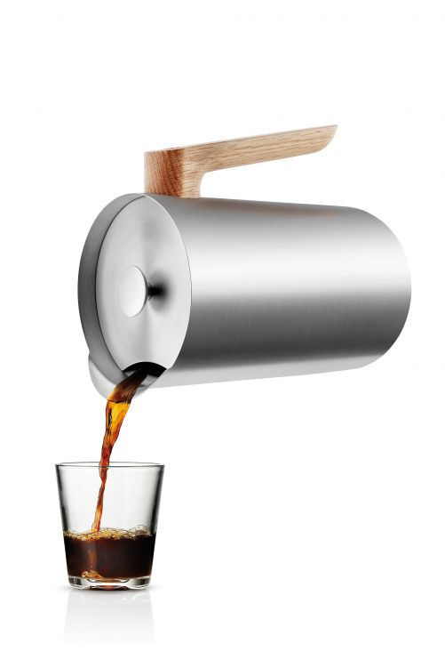 Manche mögen’s heiss. In der Isolierkanne kann der Kaffee dank eines zweilagigen Vakuum-Einsatzes aus Edelstahl gern mal etwas länger stehen. Neben der Presskanne gibt es das Modell auch als Isolierkanne und Wasserkocher. Eva Solo.