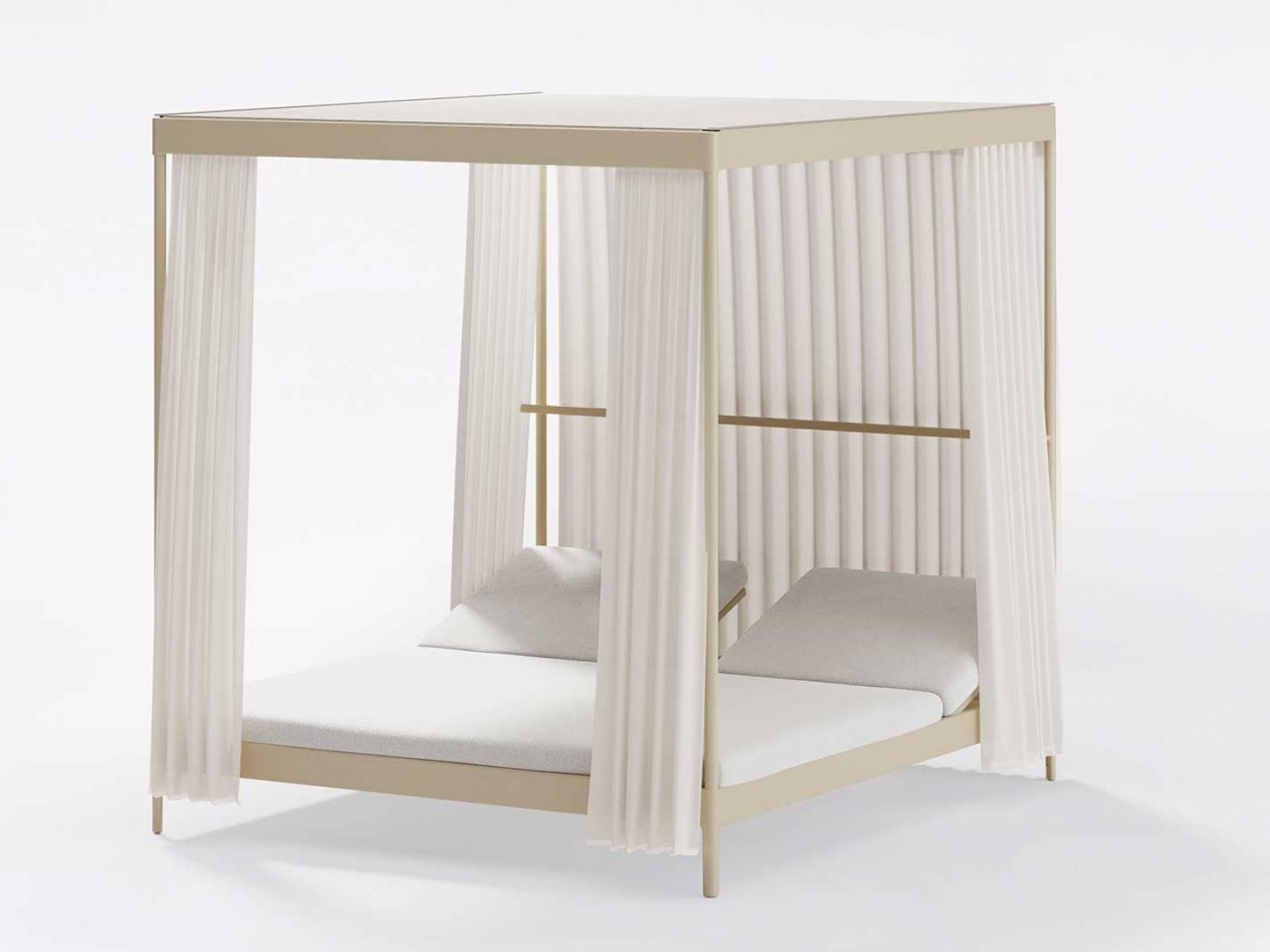 Mit den neuen Sonnenliegen, um die Lievore Asociados’ Kollektion «Solaris»  gewachsen ist, bietet sich ein eleganter Ort der Ruhe: Als Doppelliege und luftiges Himmelbett laden sie zum Rückzug unter freiem Himmel ein – mit Leichtigkeit und Komfort. FAST.