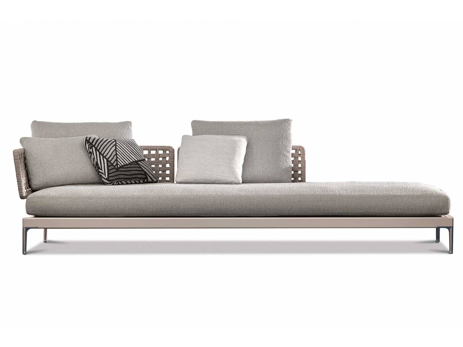 Mit «Patio» lässt das italienische Unternehmen die Grenzen zwischen in- und outdoor verschwinden. Die Kollektion des Design-Studios von Gam Fratesi verbindet unterschiedliche Materialien wie Aluminium, Holz, Stein und Seil zu filigranen Sitzmöbeln und Tischen, die drinnen wie draussen funktionieren. MINOTTI.