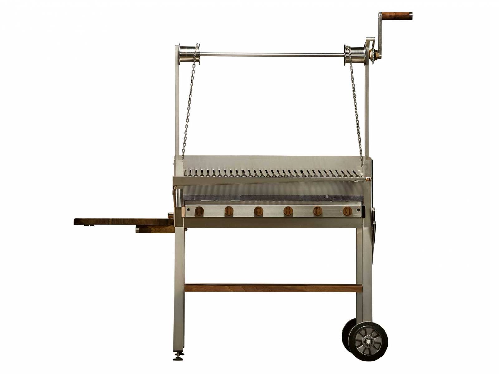 Der exklusive Grill von Andreas Nöckl vereint argentinische Tradition und Schweizer Handwerk. Dabei muss man sich nicht mal für Gas oder Holzkohle entscheiden, denn der «Azado» kann beides. Der Rost lässt sich über eine raffinierte Zahnrad-Kupplung leicht in der Höhe verstellen. Produziert wird in Handarbeit in St. Gallen. AZADO.