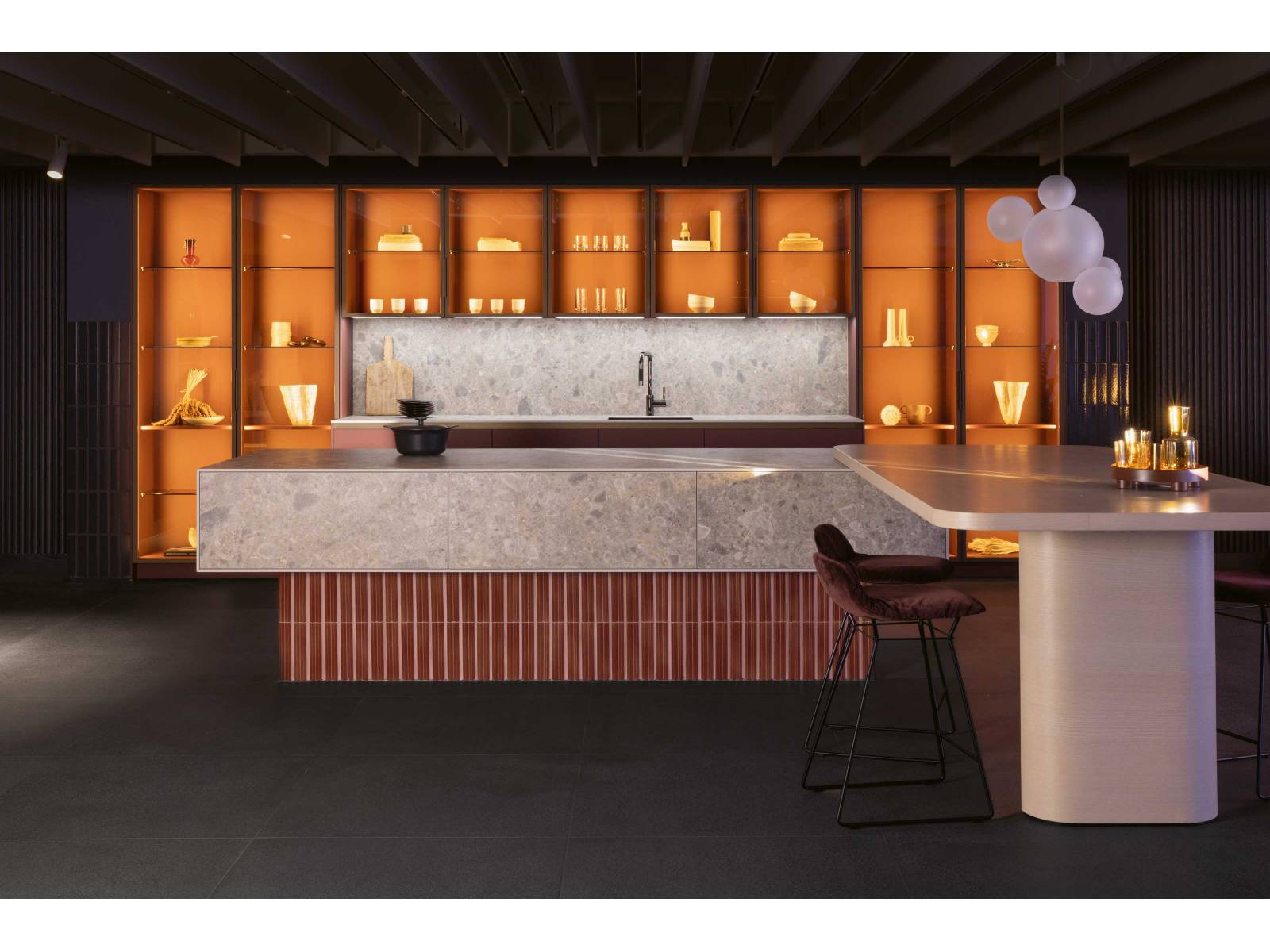 An seiner Hausmesse stellte der deutsche Küchenhersteller das neue Konzept «Heart of Gold» vor: Die Arbeitsfläche aus brasilianischem Quarzdekor beherbergt ein unsichtbares Kochfeld von Gaggenau. Das Kochfeld kann direkt in die Arbeitsfläche integriert werden, so dass eine ebene und homogene Fläche ohne Unterbrechungen entsteht. Der Kochbereich ist vorhanden, aber nicht sichtbar. POGGENPOHL.