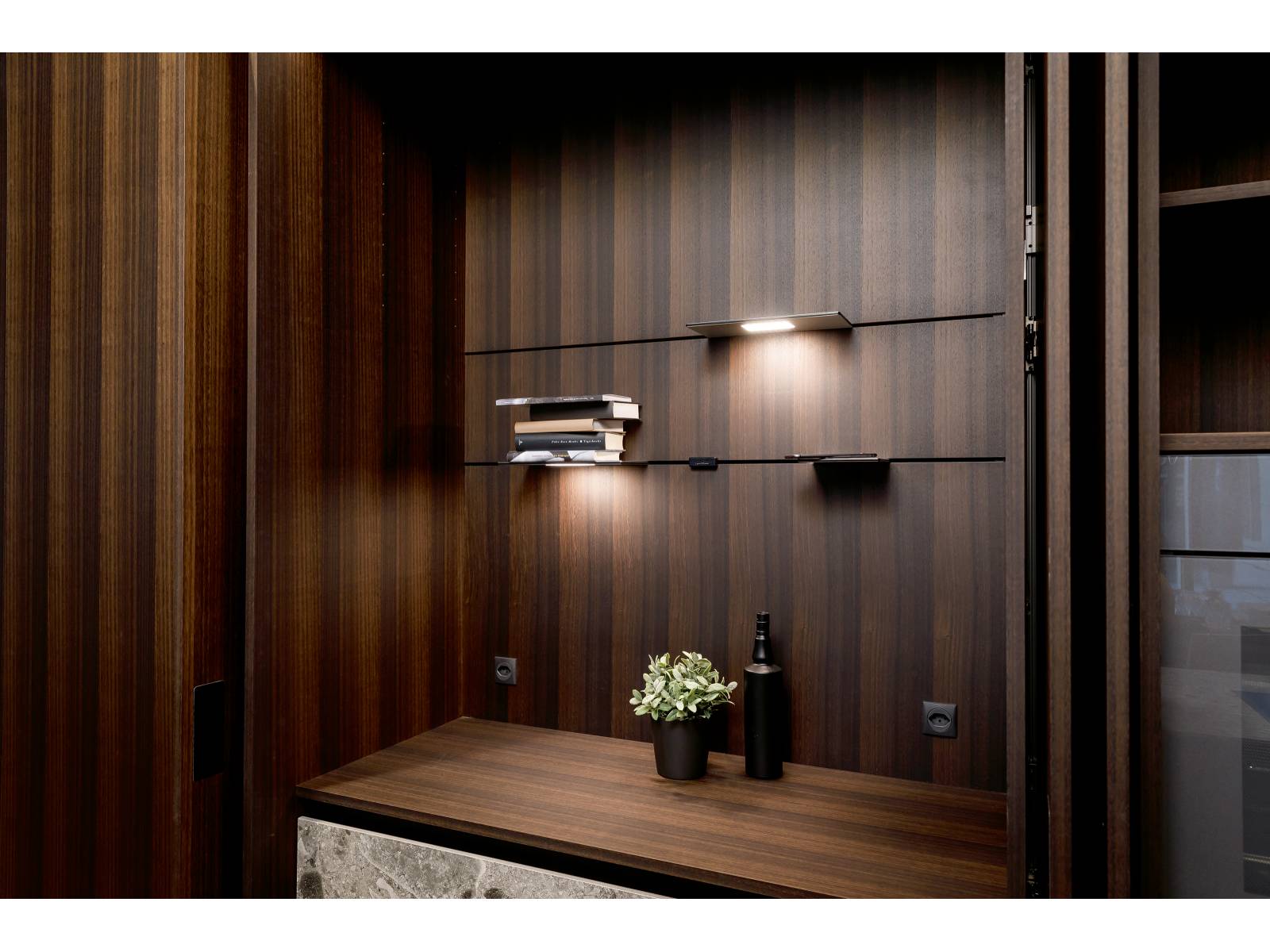 Das clever durchdachte Küchenrückwandsystem «The Wall» besteht aus Komponenten in Form von Aufnahmeschienen, die bereits mit Trafo, Kabel und stromführenden 4-Phasen-Schienen ausgestattet sind und so mit zahlreichen Accessoires, Lichtelementen und weiterem Zubehör bespielt werden können. Orea.