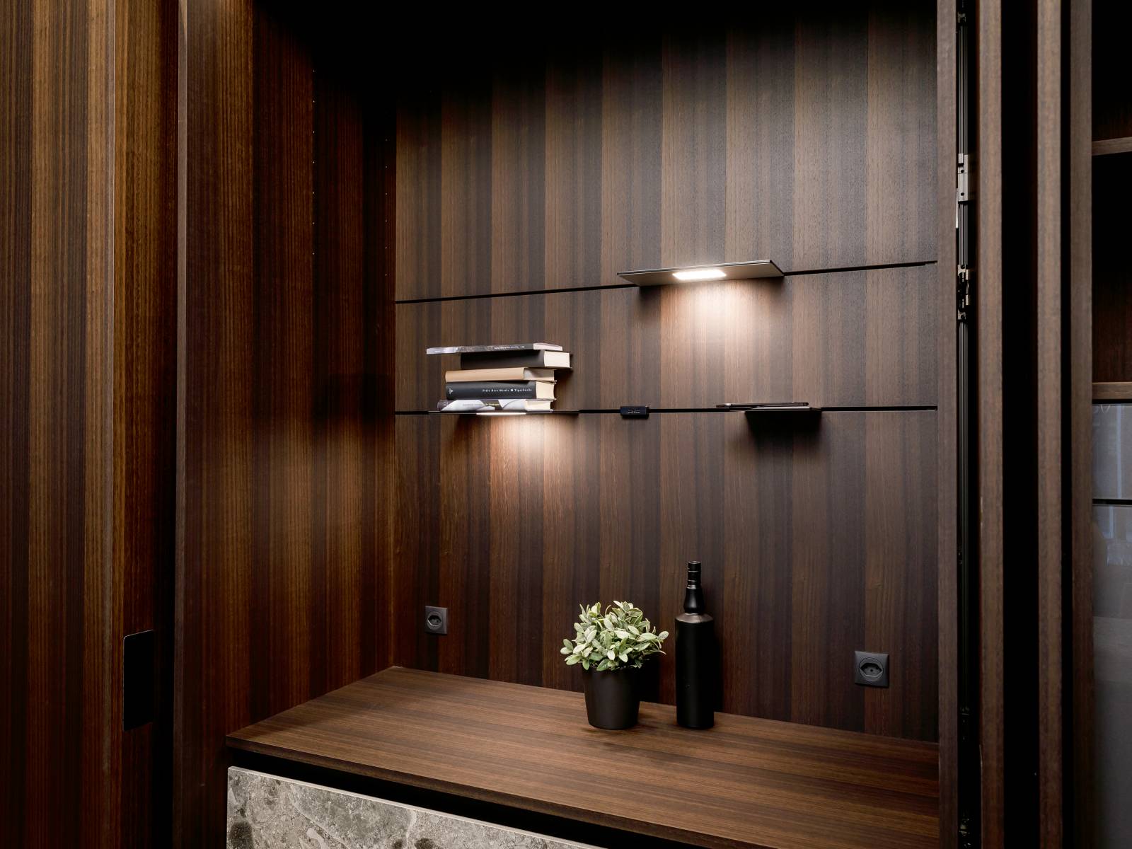 Das clever durchdachte Küchenrückwandsystem «The Wall» besteht aus Komponenten in Form von Aufnahmeschienen, die bereits mit Trafo, Kabel und stromführenden 4-Phasen-Schienen ausgestattet sind und so mit zahlreichen Accessoires, Lichtelementen und weiterem Zubehör bespielt werden können. Orea.