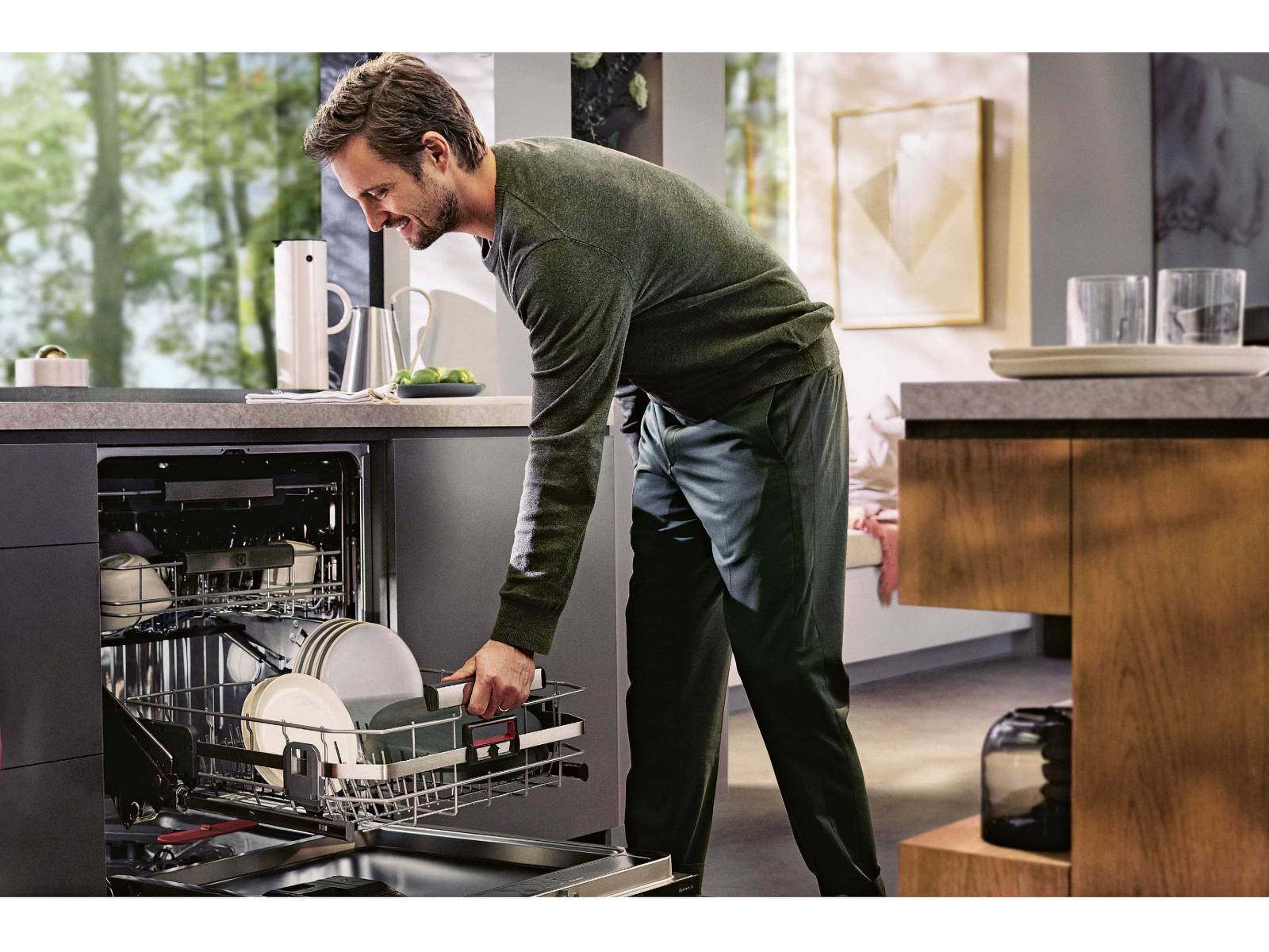 Der Geschirrspüler «ComfortLift» ist sehr entgegenkommend. Dank seiner innovativen Technologie lässt sich der Unterkorb sanft auf eine bequeme Arbeitshöhe anheben, was für ein müheloses Ein- und Ausräumen des Geschirrspülers sorgt. ELECTROLUX.
