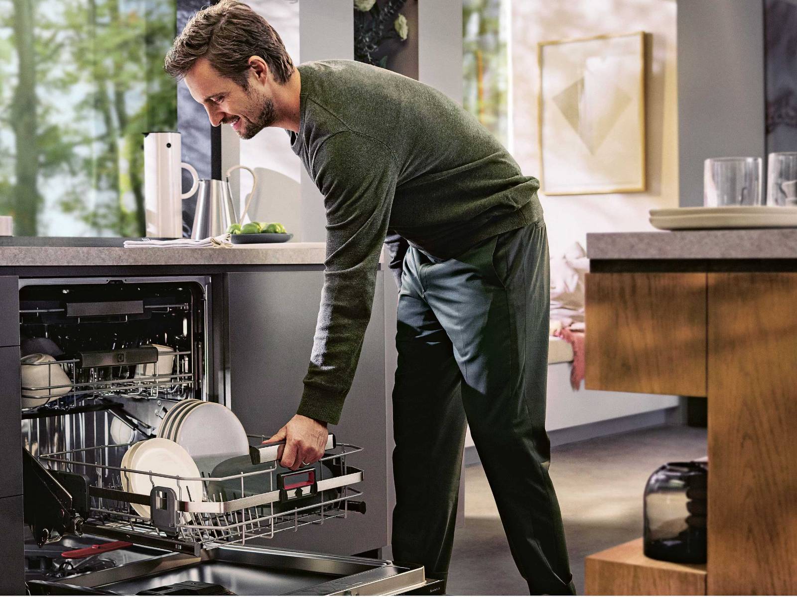 Der Geschirrspüler «ComfortLift» ist sehr entgegenkommend. Dank seiner innovativen Technologie lässt sich der Unterkorb sanft auf eine bequeme Arbeitshöhe anheben, was für ein müheloses Ein- und Ausräumen des Geschirrspülers sorgt. ELECTROLUX.