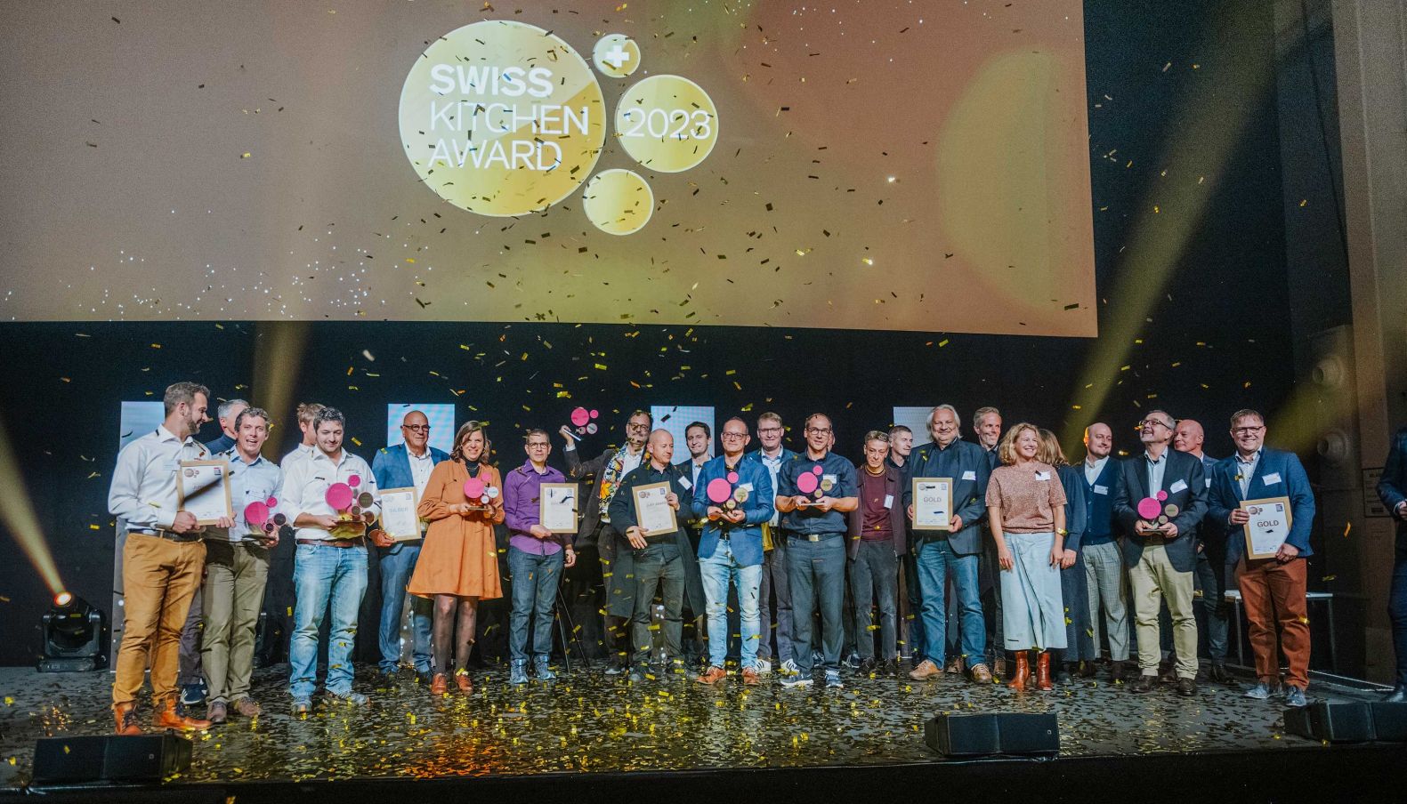 Spektakuläre Verleihung der 6. «Swiss Kitchen Awards»: Die Gewinner lassen sich im Rahmen des Küchenkongresses vom Branchenverband «Küche Schweiz» feiern. Mit dem Award werden alle zwei Jahre besondere Leistungen im Schweizer Küchenbau ausgezeichnet. Die Sieger 2023 überzeugten mit ganz unterschiedlichen Küchen.