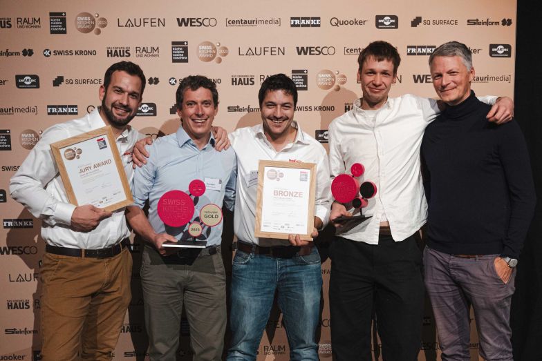 Preisübergabe an die Schreinerei Weber AG für «Bester Küchenumbau», Bronze, Publikum-Voting und Jury-Award.