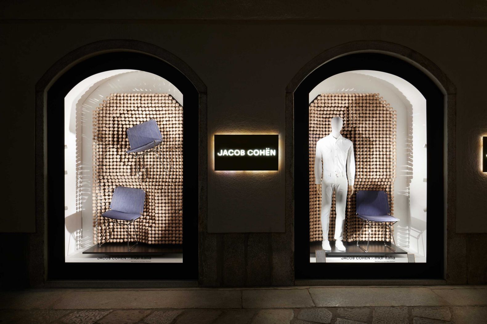 MDF Italia brachte in Zusammenarbeit mit der Luxusmarke Jacob Cohën die Denim-Edition des kultigen Stuhls «Neil» von Jean Marie Massaud auf den Markt. Zu sehen war «Neil Denim» am Fuorisalone, natürlich in der chicen Boutique von Jacob Cohën in der Via della Spiga. Foto: LCB Studio. mdfitalia.com