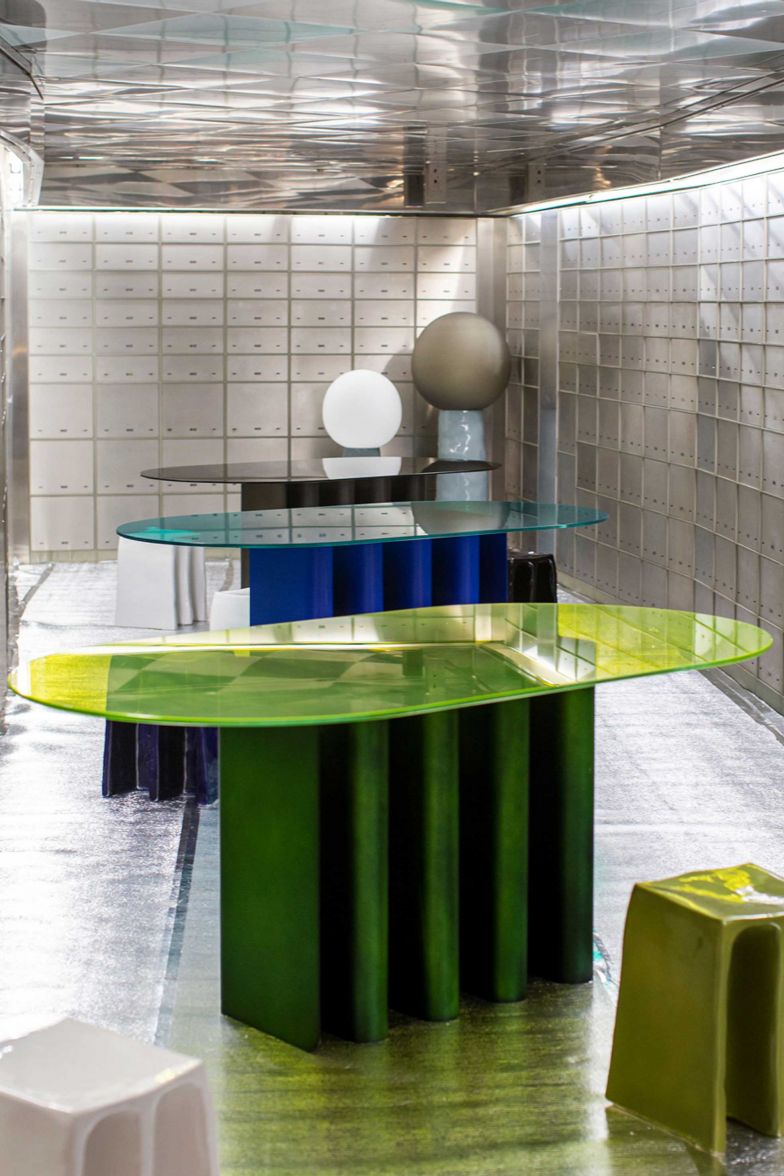 Zur Design Week 2022 verwandelte die Pulpo L.O.V.E. BANK ein ehemaliges Haus des Geldes in einen einzigartigen Showroom – inklusive versteckter Präsentation im Tresorraum. Auf mehr als 300 m2 zeigte das Designlabel aus Weil am Rhein aktuelle Entwürfe von DesignerInnen wie Natascha Madeiski, Julia Chiaramonti, Sebastian Herkner oder Studio Brichet Ziegler in futuristischem Ambiente. pulpoproducts.com