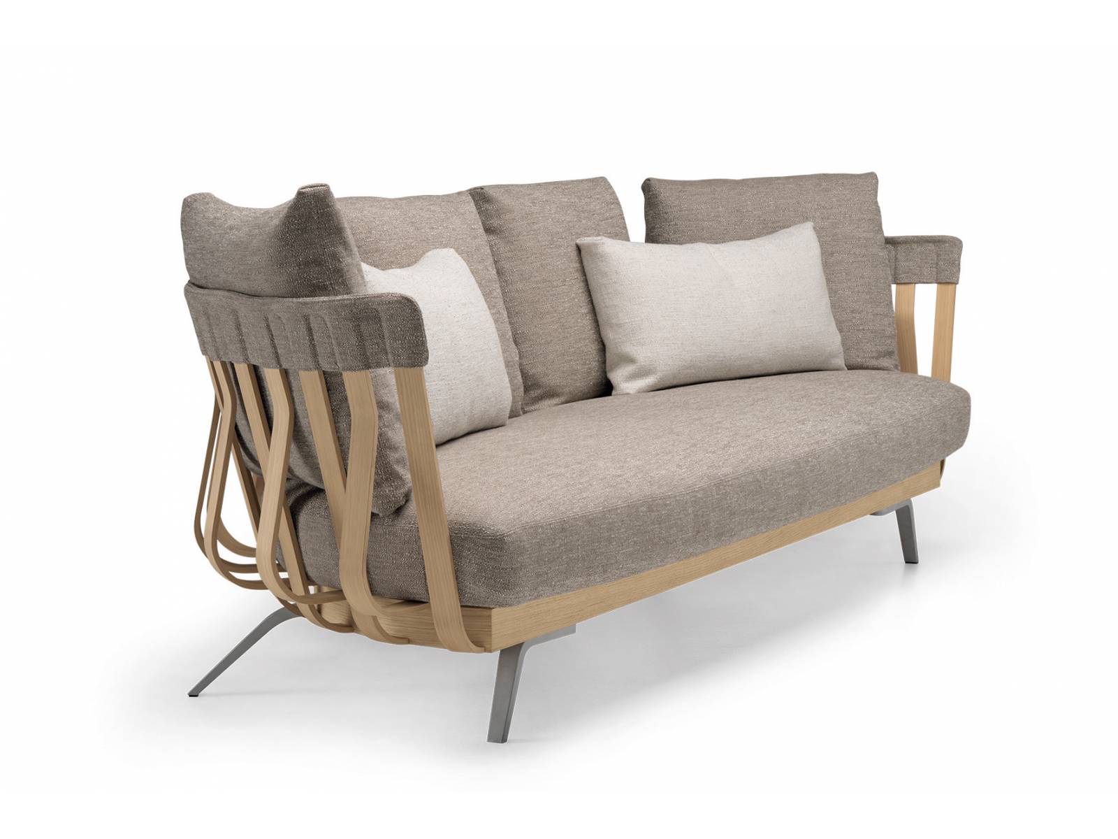 Die Konstruktion eines Schiffsrumpfes war Inspiration für das originelle Sofa und verleitete die Designer des Schweizer Büros Atelier OÏ zu dem wohlklingenden Namen «E la nave va». Der Rahmen des Sitzmöbels ist aus einem System sichtbarer Lamellen konstruiert: elastischen Rippen, an zwei Holzschienen befestigt und von Aluminiumfüssen getragen, stützen die Kissen. Alias.