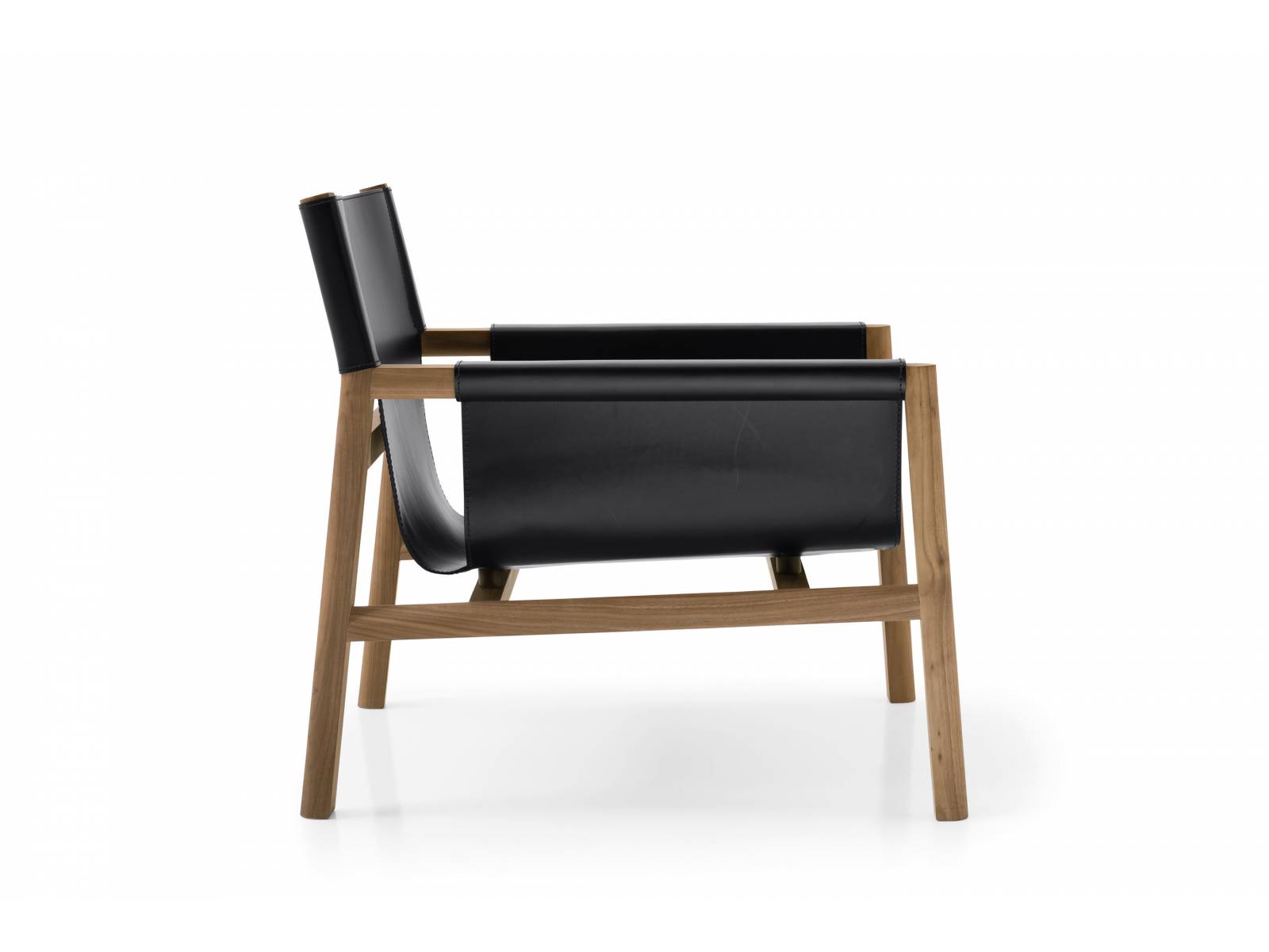 In «Pablo» sitzt man auf einer doppelten Lederschicht mit leichter Polsterung. Das macht den Stuhl sehr bequem, ohne das leichte, formschöne Holzgestell durch ein dickes Sitzpolster zu beschweren. Design: Vincent Van Duysen. B&B Italia.