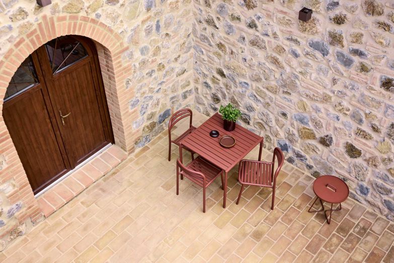 Auch bei wechselhaftem Sommerwetter zeigt sich «Bliss» mit souveräner Gelassenheit. Die minimalistische Serie von Foersom & Hiort-Lorenzen MDD verbindet reduzierte skandinavische Formen mit robusten Materialien und macht den Aussenraum wetterunabhängig nutzbar. cane-line.com