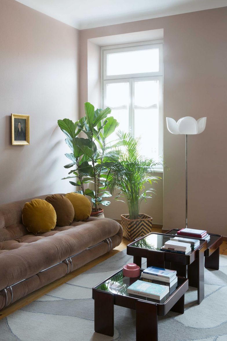 Sandra Sain und Francisco Dias haben das grosse Glück, in einer Luganer Altbauwohnung zu leben. Im Wohnzimmer zeigt sich bereits die grosse Sammelleidenschaft des Paars für Designstücke. Das Sofa «Soriana» von Afra & Tobia Scarpa ist ebenso ein Cassina-Original wie die «Stacking Tables» von Gianfranco Frattini. Bodenleuchte «Dafne» von Olaf von Bohr für Valenti; Kissen «Bomboloni» von The Socialite Family.