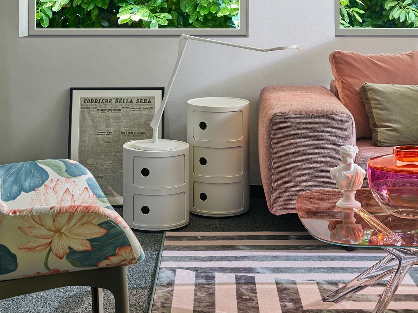 Der Componibili Container als stilvoller Beistelltisch im Wohnzimmer. Foto: © Kartell / Ambientedirect