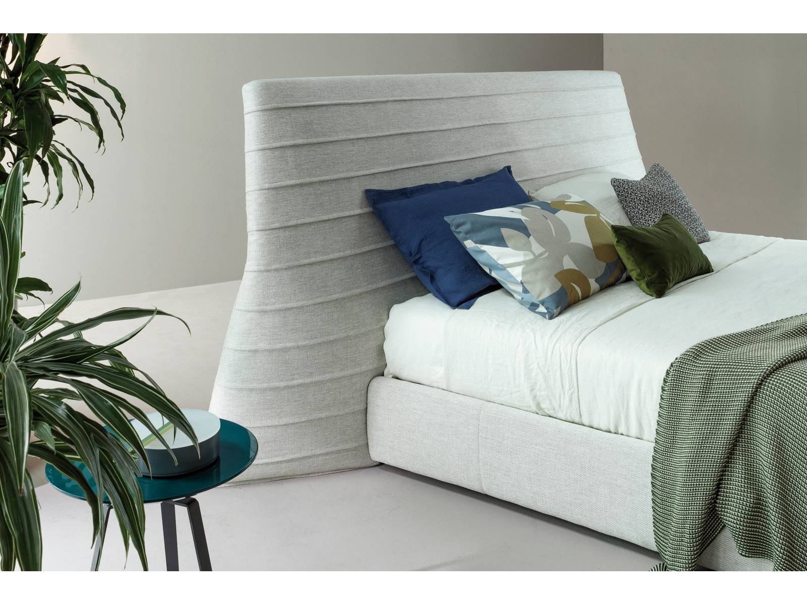 Ein aussergewöhnlich imposantes Betthaupt zeigt sich bei «Kenobi»; seine Aussenkanten schwingen leicht nach hinten und scheinen das Bett zu stützen. Es ist mit eleganten Kappnähten versehen. Design: Mauro Lipparini. Bonaldo.