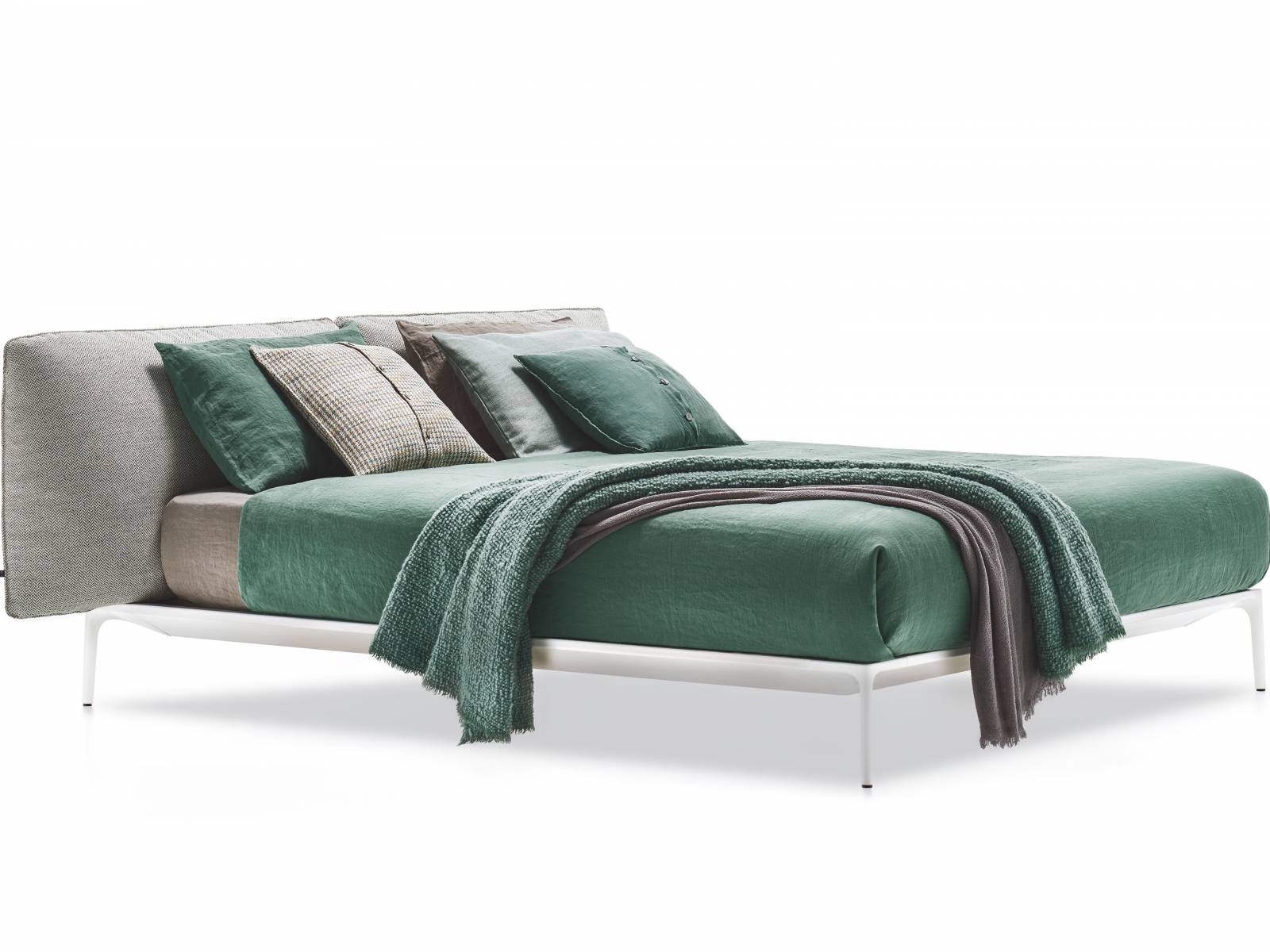 Ein schlichtes Aluminiumgestell und ein voluminös gepolstertes Betthaupt – das sind die Zutaten für das neue Bett «Yale». Erhältlich in zahlreichen Stoffvarianten, entworfen von Designer Jean-Marie Massaud. MDF Italia.