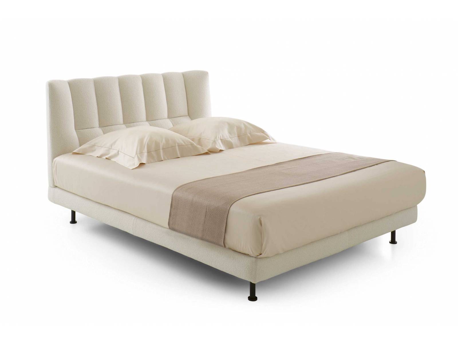 Inspiration für das komfortable Bett «Evisa» im Art déco-Stil fand Designer Philippe Nigro auf Korsika, genauer gesagt in den dortigen Naturbecken mitsamt der herabstürzenden Wasserfälle. So erinnert das ausladende, rillenförmig gesteppte Kopfteil an herablaufende Wasserkaskaden, wodurch das Bett einer Einladung zum entspannten Traumbaden zu gleichen scheint. Ligne Roset.