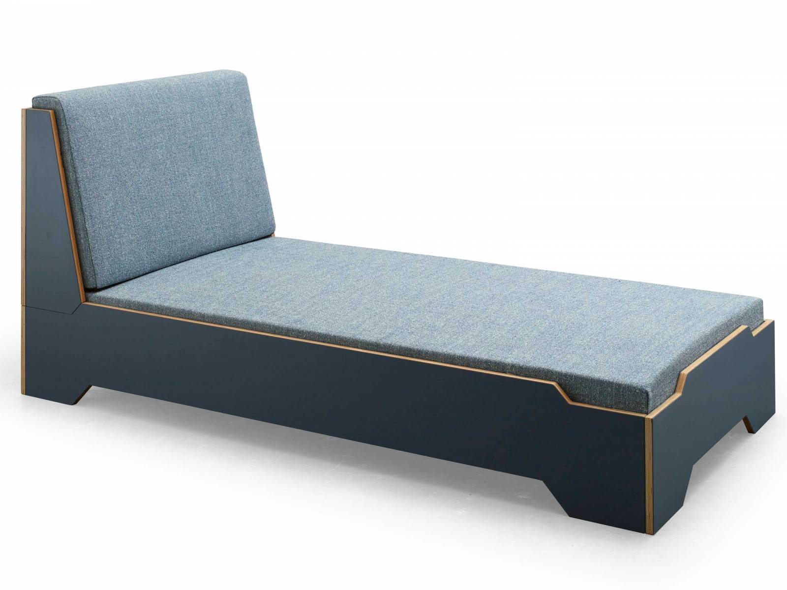 Ein Bett, viele Möglichkeiten: Angepasst an die unterschiedlichen Bedürfnisse eines Kindes lässt sich dieses Modell platzsparend stapeln, modular um ein Kopfteil erweitern oder zum voll gepolsterten Sofa umbauen. Die Farben für Rahmen und Stoff sind frei wählbar. SPICHER.