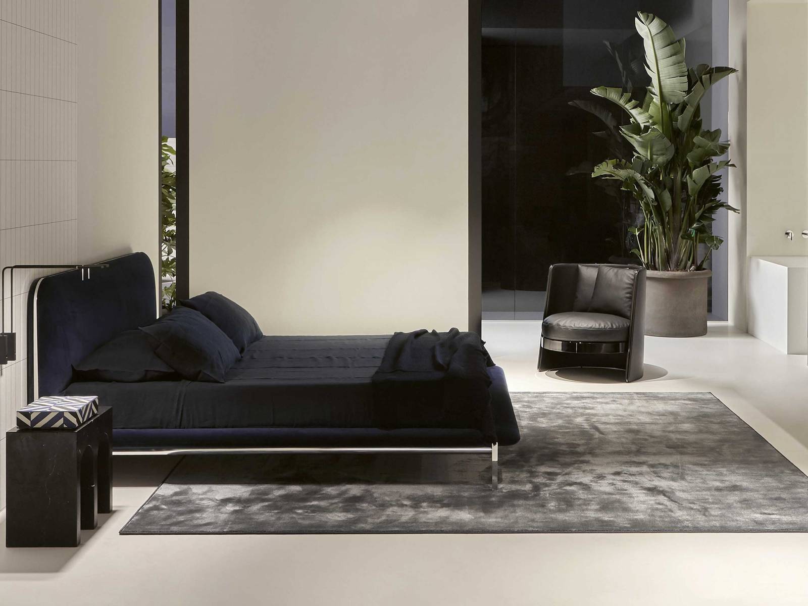 Mit der Präsentation einer ersten Möbelkollektion «Atelier Antoniolupi» schlägt der italienische Badmöbelhersteller ein neues Kapitel seiner Firmengeschichte auf. Die Kollektion soll es ArchitektInnen künftig ermöglichen, Bad- und Wohnwelten aus einem Guss zu kreieren. ANTONIOLUPI.
