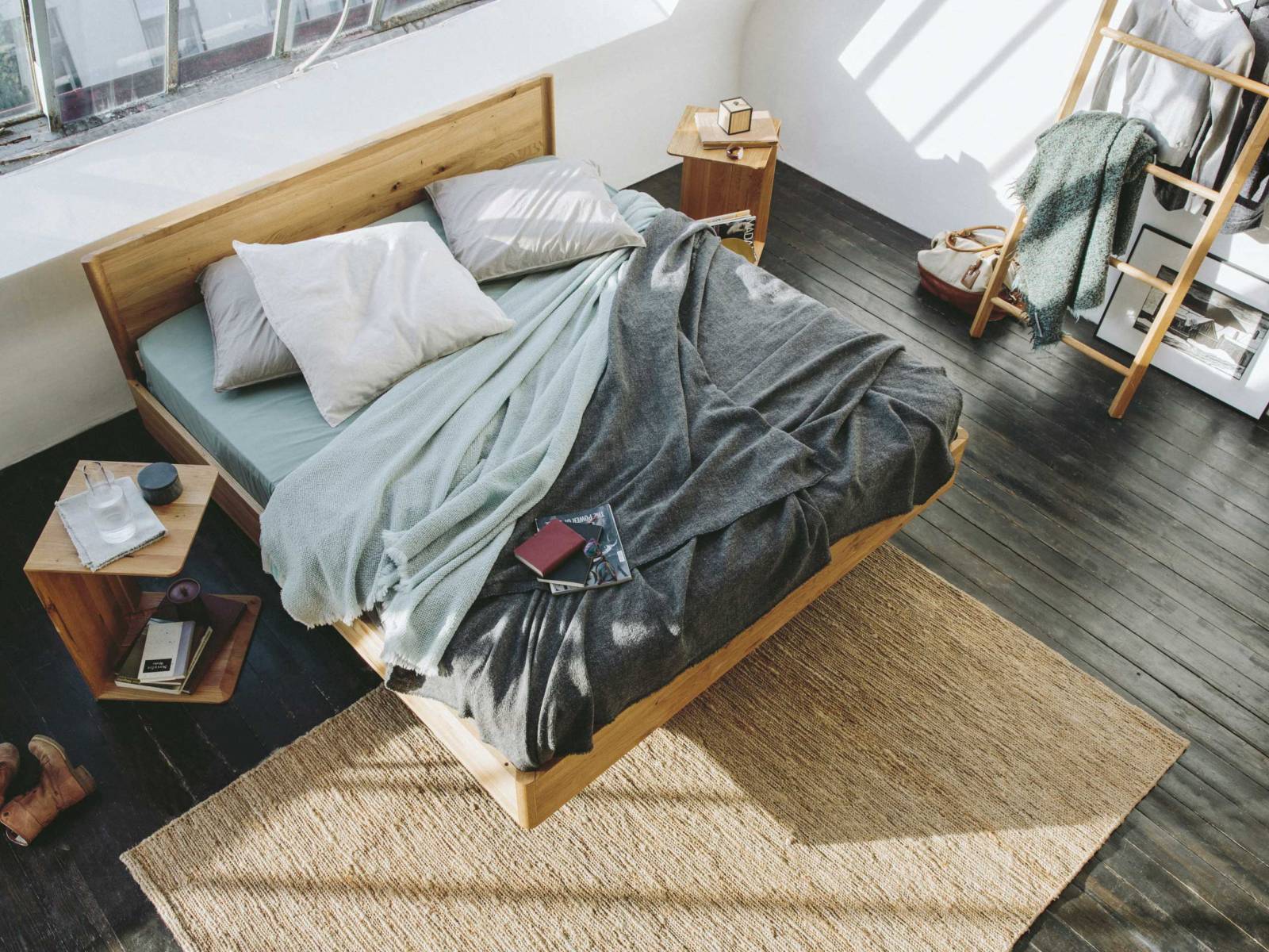 In «Times» schwebt man problemlos in den Schlaf. Denn die raffinierte Konstruktion erweckt den Eindruck, das Bett käme ohne Beine aus. Auf Metall wird dabei vollständig verzichtet, denn für seine Schlafmöbel verwendet der österreichische Hersteller lediglich Steckverbindungen aus Holz. Team7.