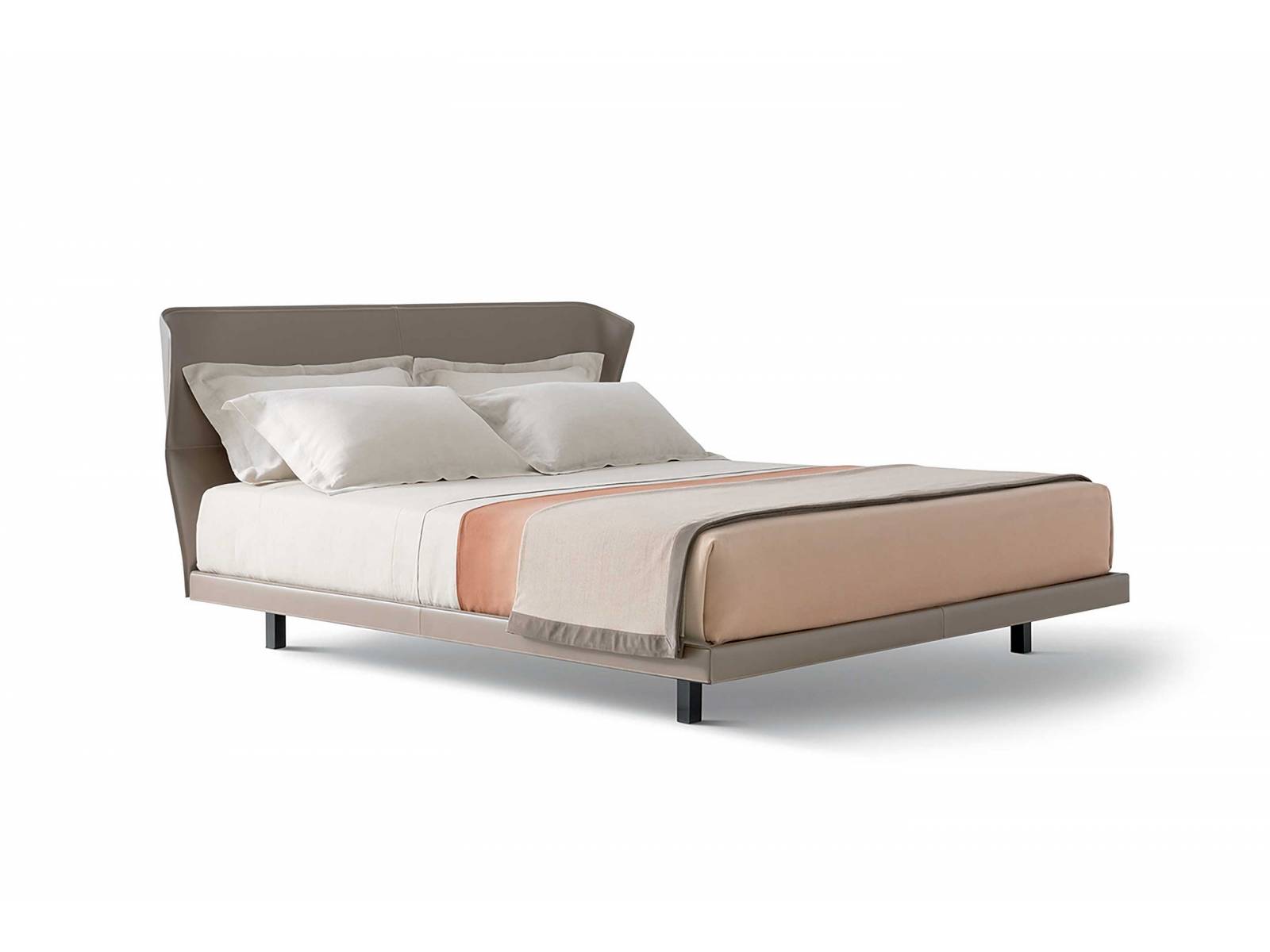 Wie ein gemütlicher Ohrensessel verspricht das leicht gebogene Kopfteil von «Azul» die Behaglichkeit, die man sich fürs Schlafzimmer wünscht. Erhältlich in Stoff oder feinem Leder. Design: Nicola Gallizia. Molteni.