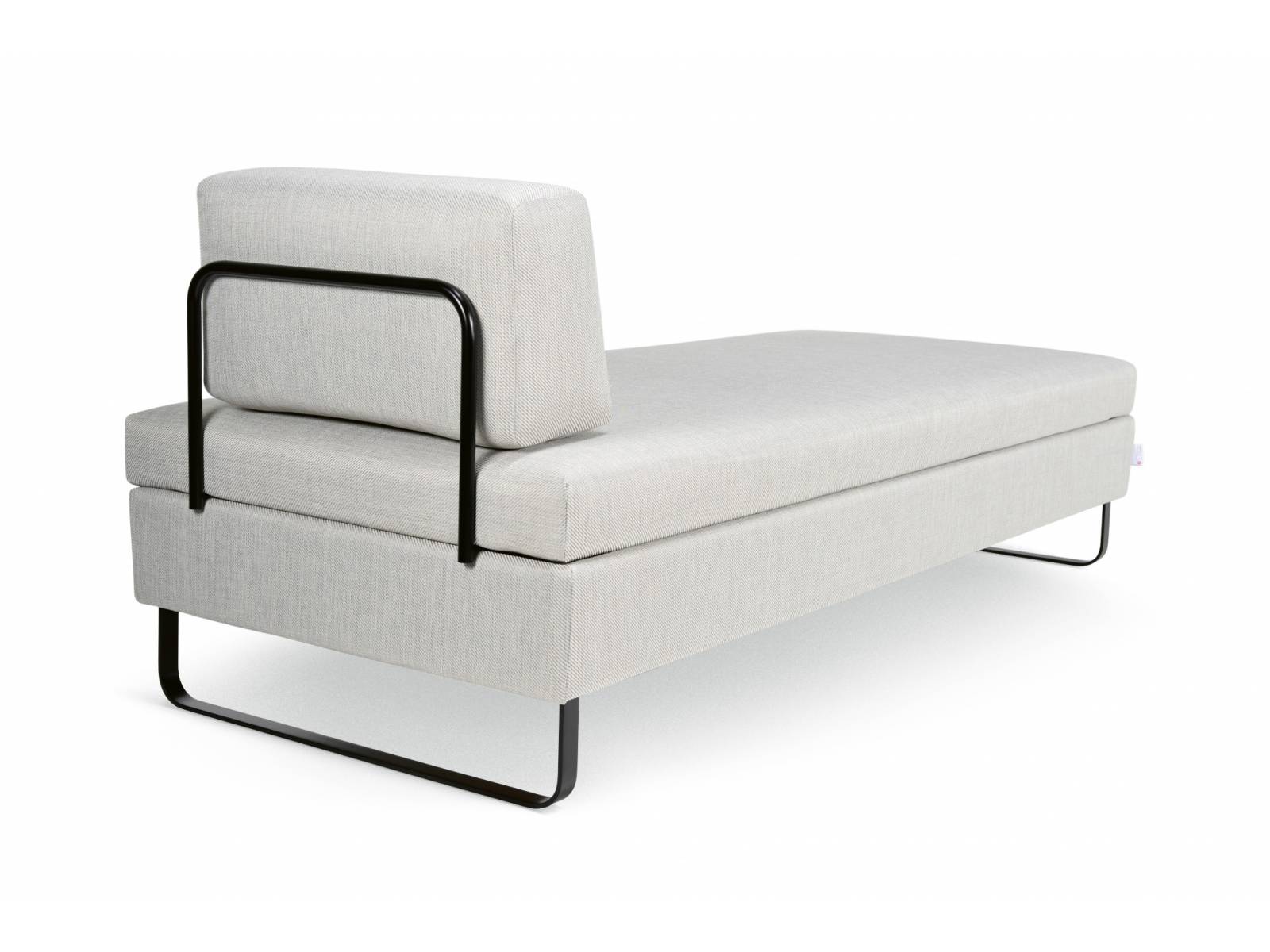 Ein Klassiker unter den Bettsofas ist «Doppio» aus der Linie Bed for Living. Das Modell fungiert tagsüber als lässige Récamiere, zum Schlafen wird die obere Matratze einfach gewendet und umgeklappt und bietet Platz für zwei. Mit verschiedenen Bezügen erhältlich. Swissplus.
