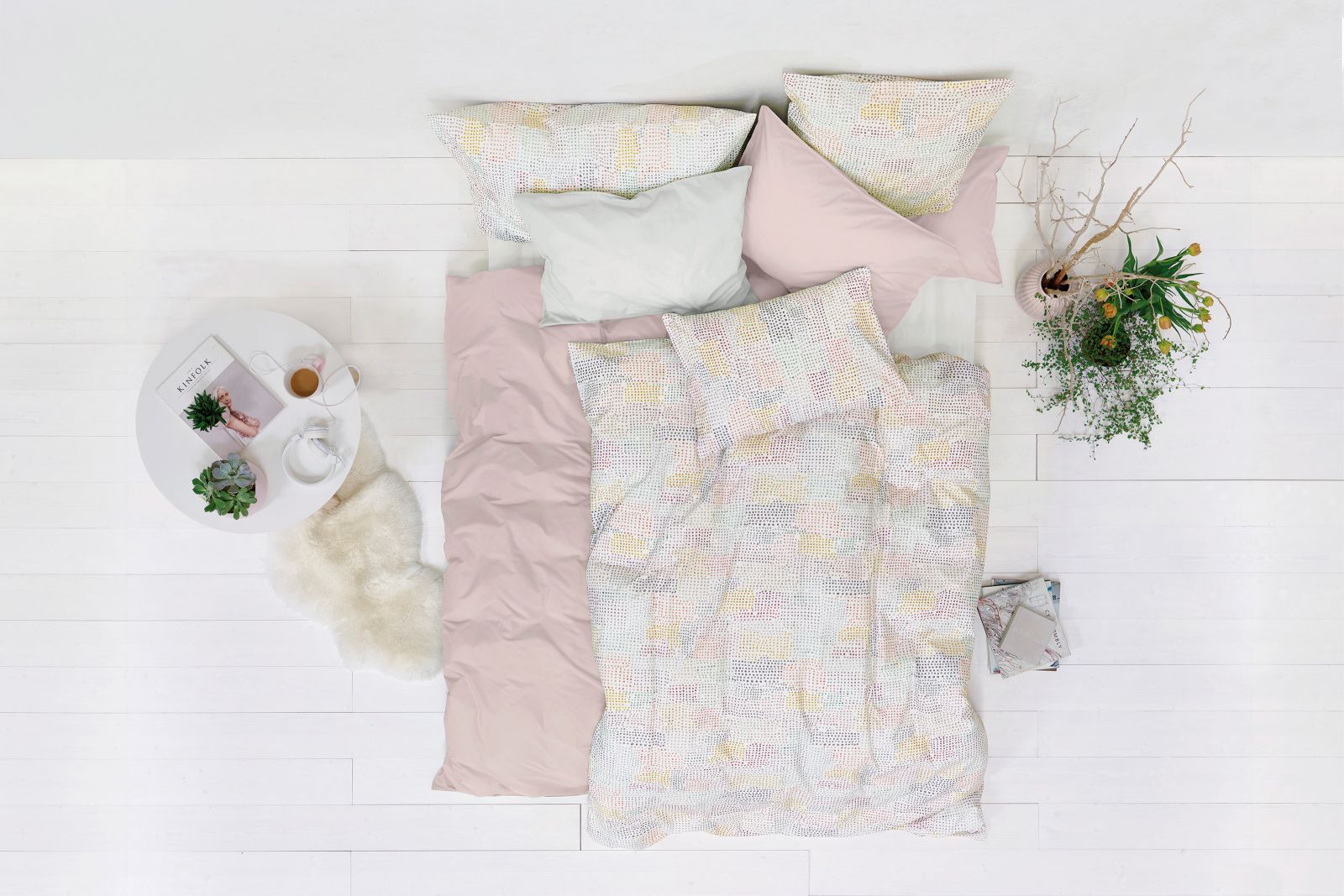 Mix & Match ist das Credo der neuen Bettwäsche-Serie «Yu!». Ob gepunktet, gestreift oder unifarben, alle Produkte lassen sich untereinander kombinieren und immer wieder neu zusammenstellen. Die Kollektion besteht aus fünf Dessins: Pure, Dots, Twist, Flow und Calm. Im Bild die farbenfroh gepunktete Dots, kombiniert mit der unifarbenen Version Pure. Schlossberg.