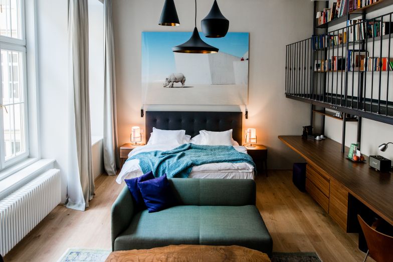 Wien, seit jeher Zuhause und Anziehungsort von Dichtern, Literaten und Philosophen. Dies bildet den thematischen Erlebnisrahmen der Library Suite. Eine Sitzgruppe mit Chaise-Longue und Lounge Chair lädt inmitten des Raumes zum literarischen Verzehr der angebotenen Bücher ein.