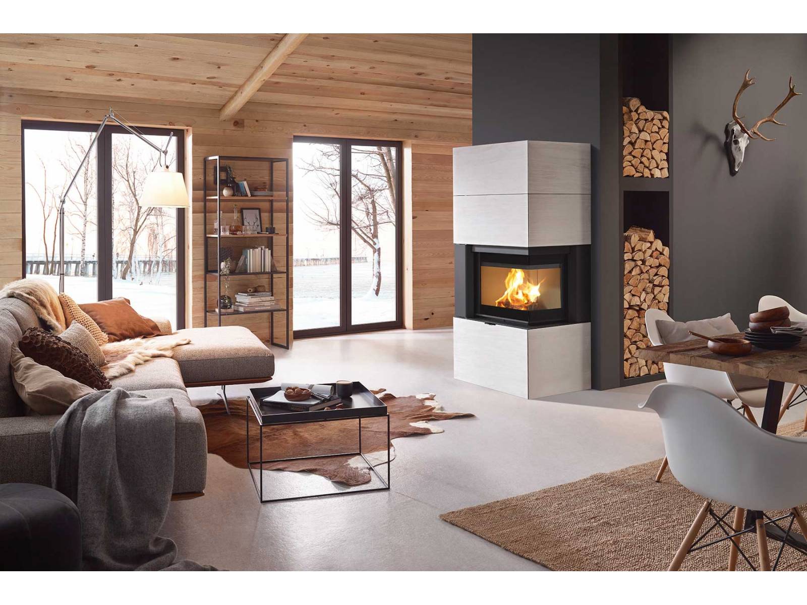 Zum magischen Anziehungspunkt im Raum wird «Symbia» vor allem dank der Eck-Panoramascheibe, die klare Sicht auf die Bühne des Feuers bietet. Dem Trend zu einem schlichten, geradlinigen Design folgend, verkörpert der Kamin Stil und Funktionalität. Die Gestaltung der Oberflächen erfolgt individuell. Rika.