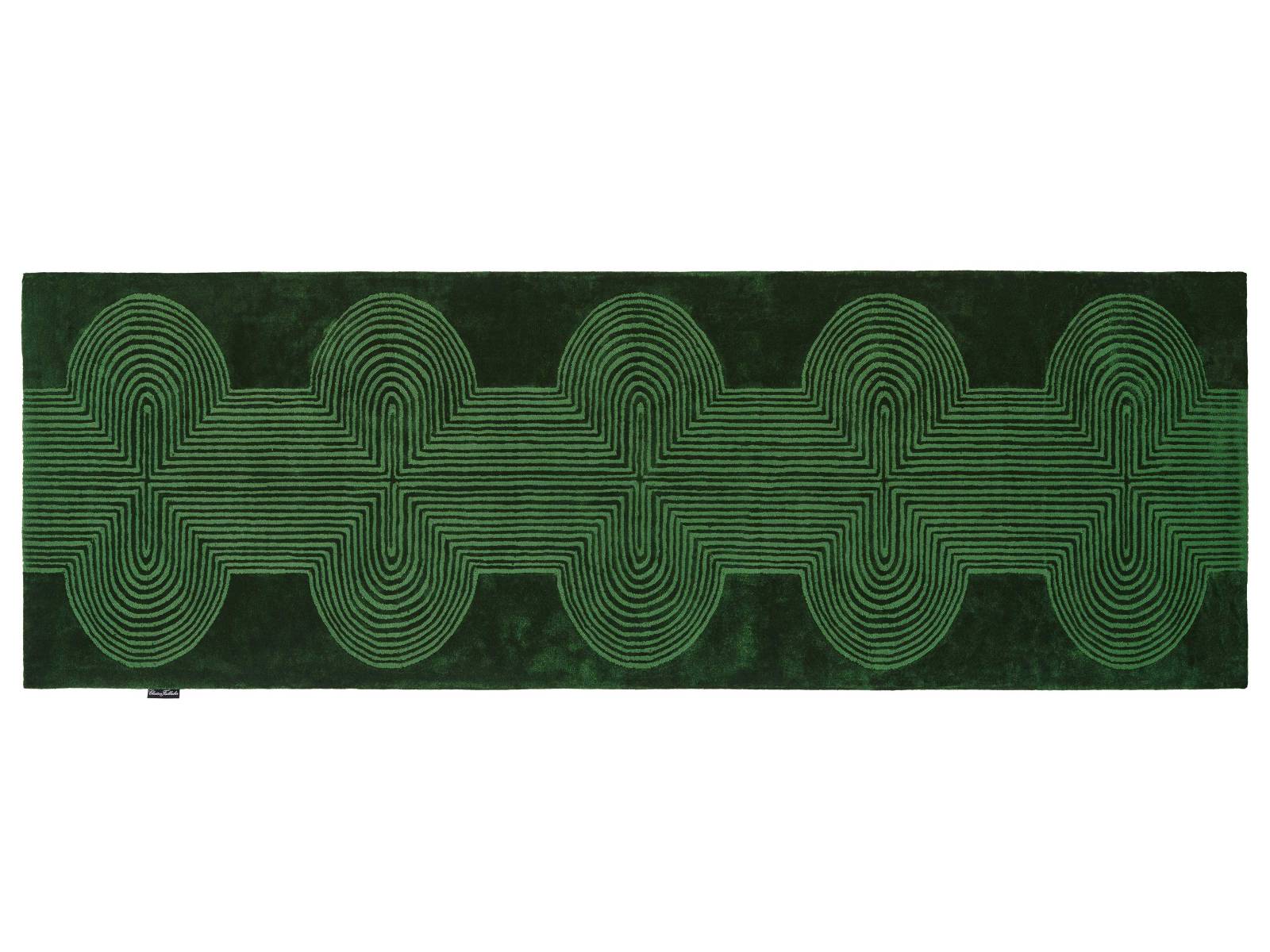 Vorhang- und Bezugsstoffe aus Recyclingmaterial gehören schon seit zwölf Jahren zum Portfolio des St. Galler Textilverlags. Nun lanciert das Unternehmen erstmals auch handgetuftete Teppiche aus recyceltem Meeresplastik. Die neuste Kollektion «Benu Sea» umfasst zahlreiche pflegeleichte Teppiche in wahlweise 36 Farbtönen, die d ank des verwendeten Monsilk-Upcycling-Garns sehr geschmeidig sind, eine hohe Farbbrillanz aufweisen und seidig schimmern: Teppich «Juba» greift die lebendige Flussbewegung des gleichnamigen Stroms durch Ostafrika auf. Christian Fischbacher.