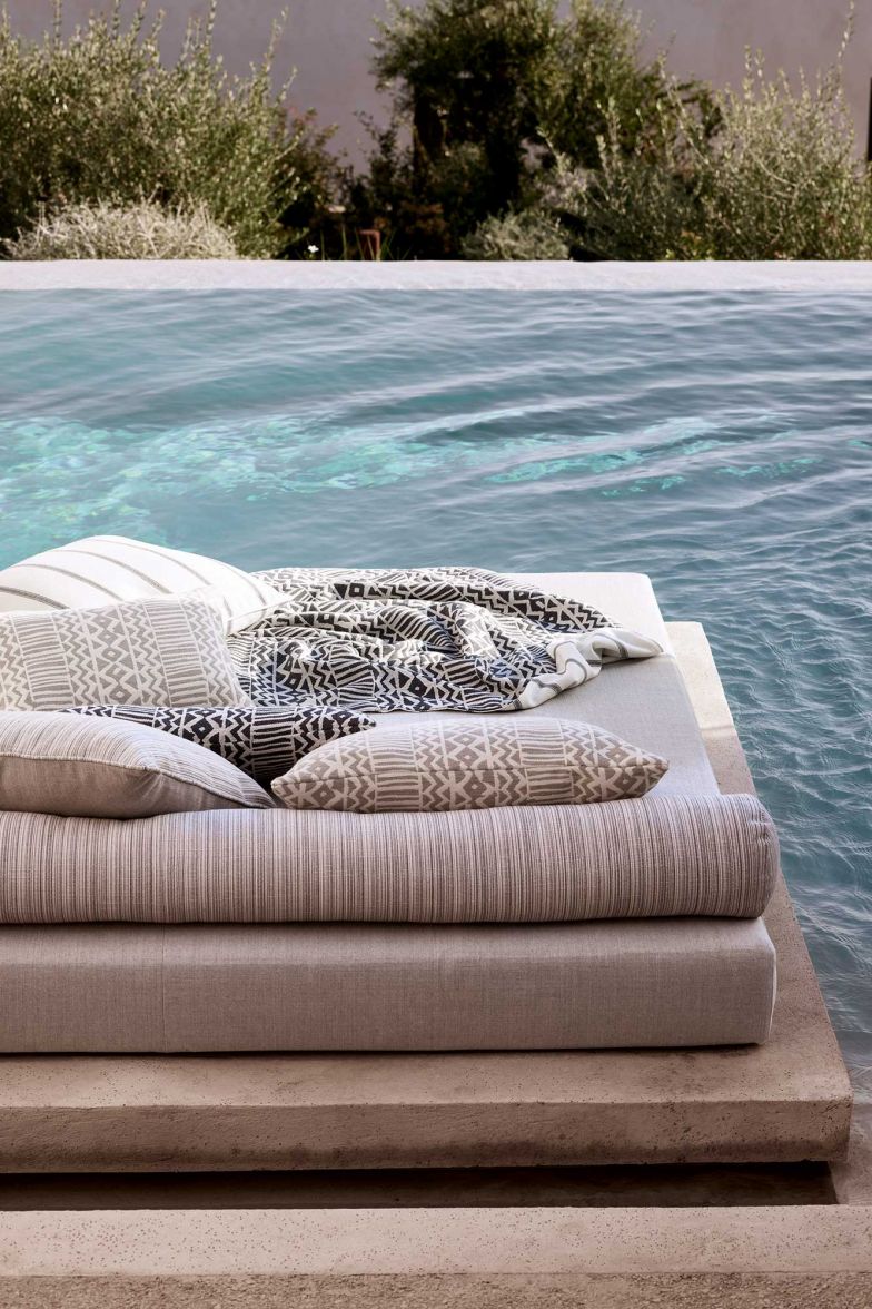 Ton in Ton sind die verschiedenen Outdoor-Stoffe der Veranda-Kollektion aufeinander abgestimmt und fügen sich zu einem natürlich wirkenden Gesamtbild zusammen. Sie sind aus innovativen Garnen gewebt und fühlen sich angenehm weich an. Mark Alexander.