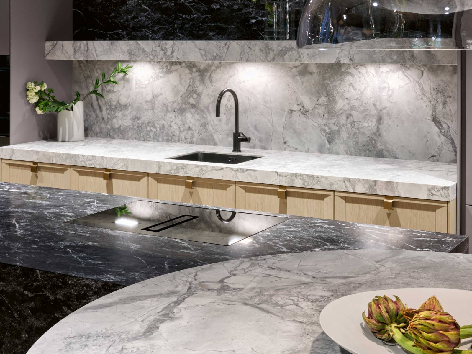 Minimalistisch, schlicht und doch stets wohnlich – der deutsche Hersteller setzt mit dem neuen Küchen-möbelprogramm «Mondial» auf individuellen Luxus und die Materialien Holz, Keramik und Glas. SIEMATIC.