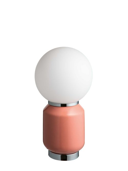 Mit poetischem Blick und spielerischer Leichtigkeit verlieh Margaux Keller einer ikonischen Kollektion mit neuen Farben und Oberflächen eine zeitgemässe Form – wie dieser Tischleuchte in zartem Rosa. monoprix.fr