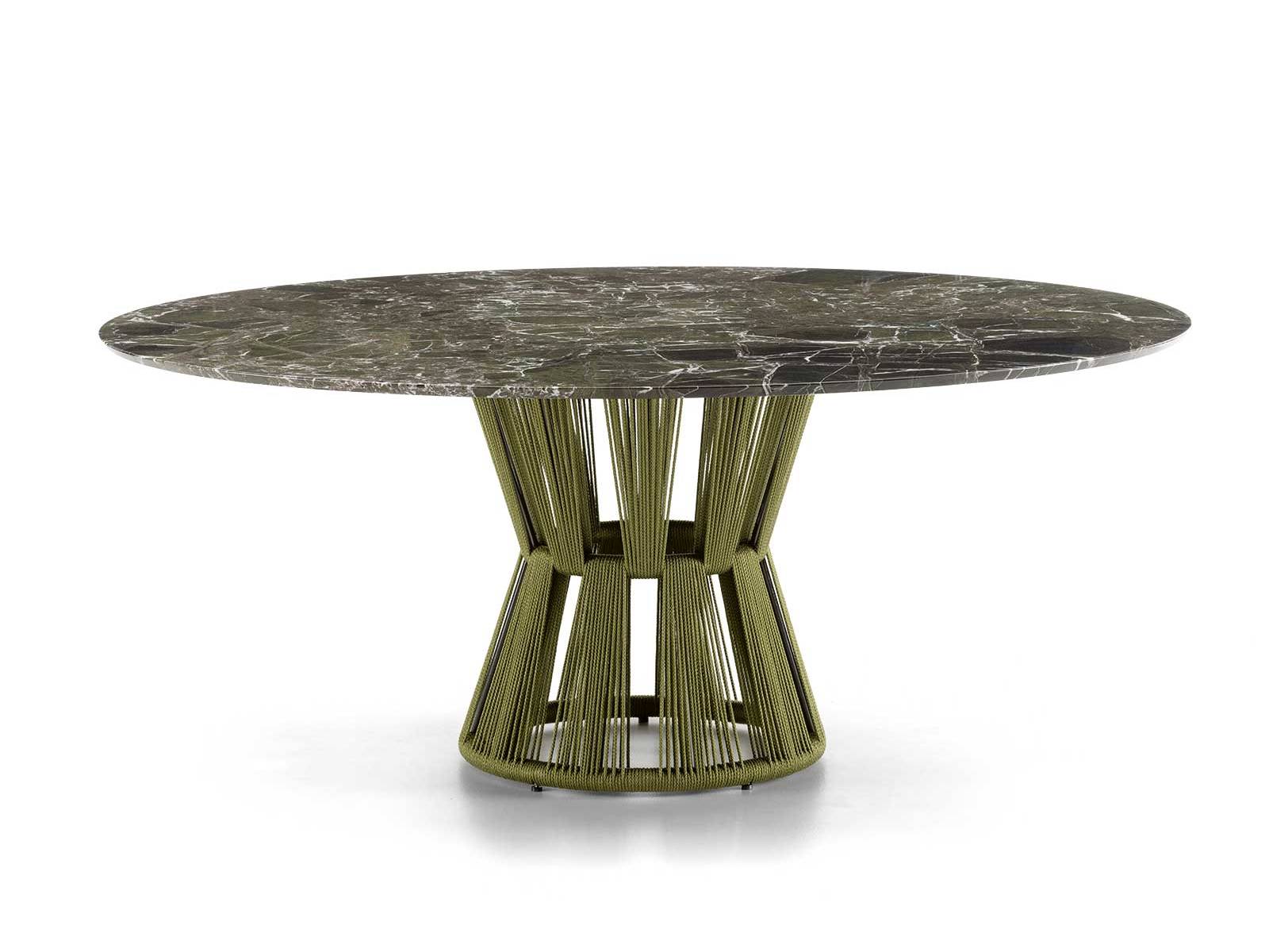 «Machard» von Studio Contromano ist ein skulpturaler Tisch mit sanduhrförmigem Metallfuss, dessen Basis von gespannten Seilen gefasst wird und so ein präzises, grafisches Geflecht zeigt. Die runde Platte gibt es in Glas, Marmor oder Holz. FLOU.