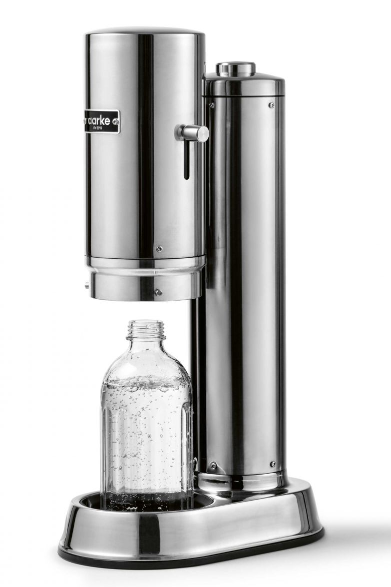 (Durst)löschen mit Stil: In der bisher elegantesten Variante seiner Art kommt der Wassersprudler «Carbonator Pro» mit Glasflasche und einem Gehäuse aus Edelstahl daher. Auch die Bedienung ist erwähnenswert, denn dank ausgeklügelter Technik ist das Herstellen von Sprudelwasser spielend leicht mit nur einer Hand möglich. AARKE.
