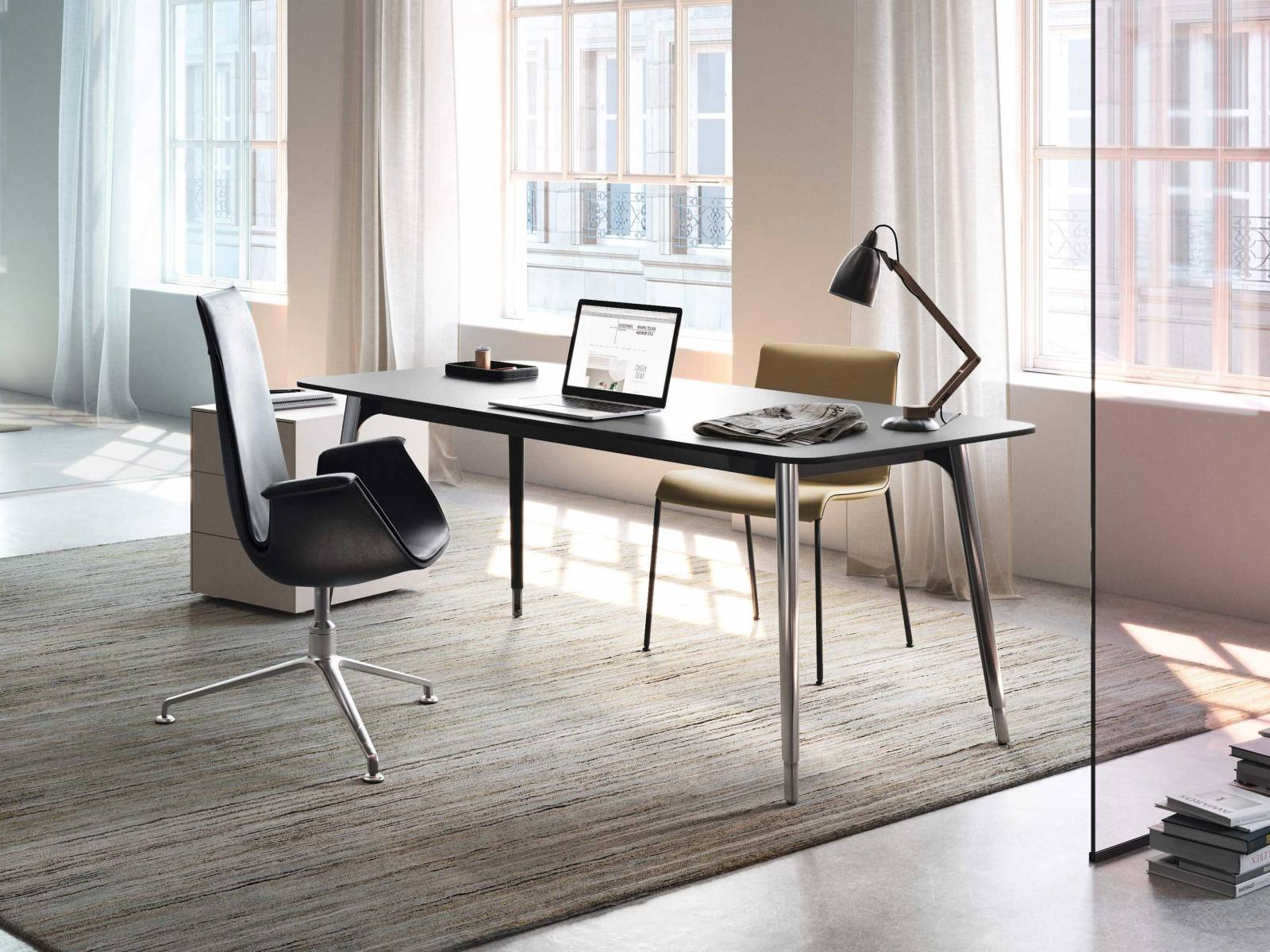 Dieses Ensemble aus Tisch und Sessel ist viel zu edel, um in einer Ecke zu stehen. Den modernen «Keypiece Managment Desk» des Designstudios Eoos gibt es mit passendem Bürocontainer. Der Schalensessel ist ein echter Klassiker; er wurde in den 1960er-Jahren von Preben Fabricius und Jørgen Kastholm entworfen und sorgt mit seinen einladenden Arm- und Rückenlehnen für angenehmen Sitzkomfort. Walter Knoll .