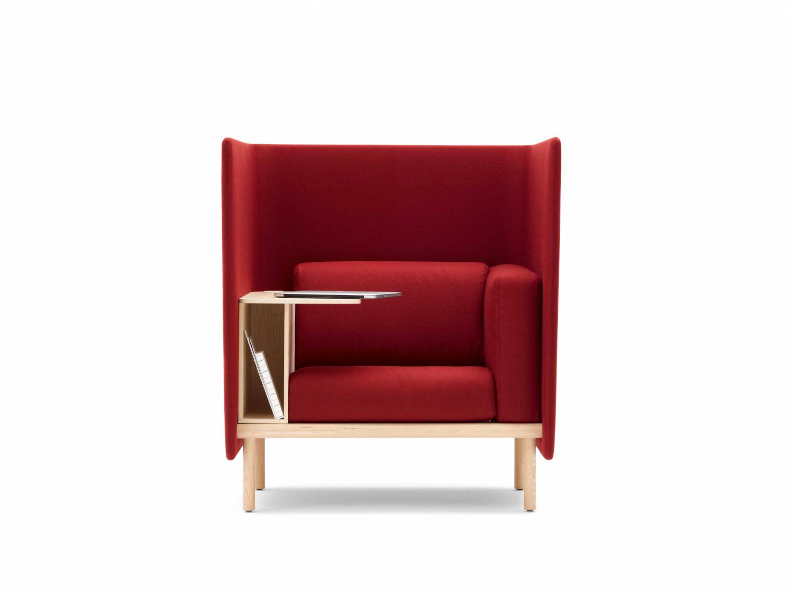 Das Worklounge-Konzept Floater umfasst Sofas und Sessel, die je nach Ausführung mit Ablagen, Boxen, Regalen und Stromanschlüssen ausgestattet sind. Uns gefällt der Einzelsessel mit hoher Rückenlehne, die dadurch zuhause zum Büro-Rückzugsort wird. Cor.